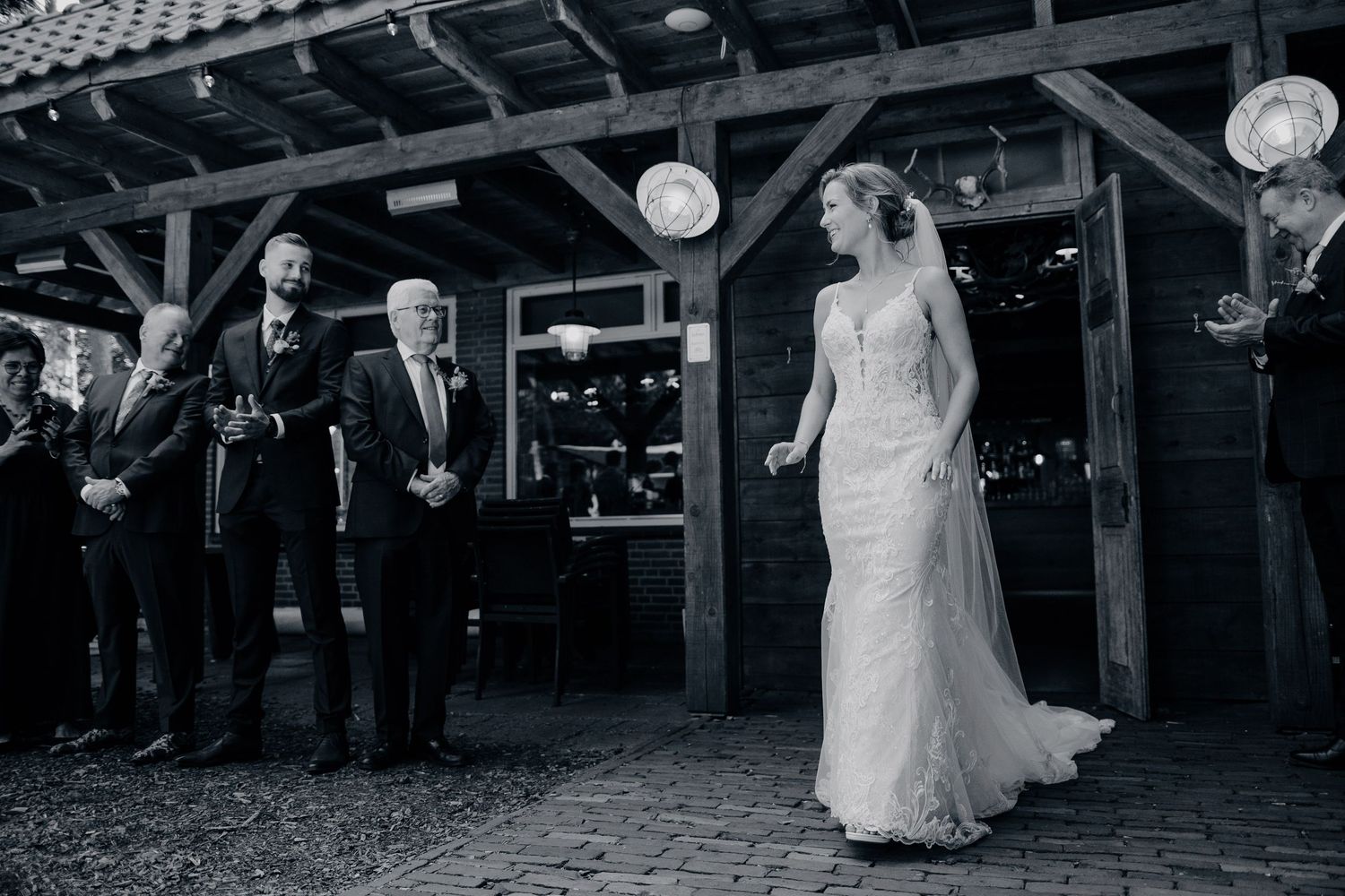 Zwart wit foto van dansende bruiloftsgasten op feestvloer, spontane bruidsfotografie bij Mr van Eijck Oisterwijk, Brabant.