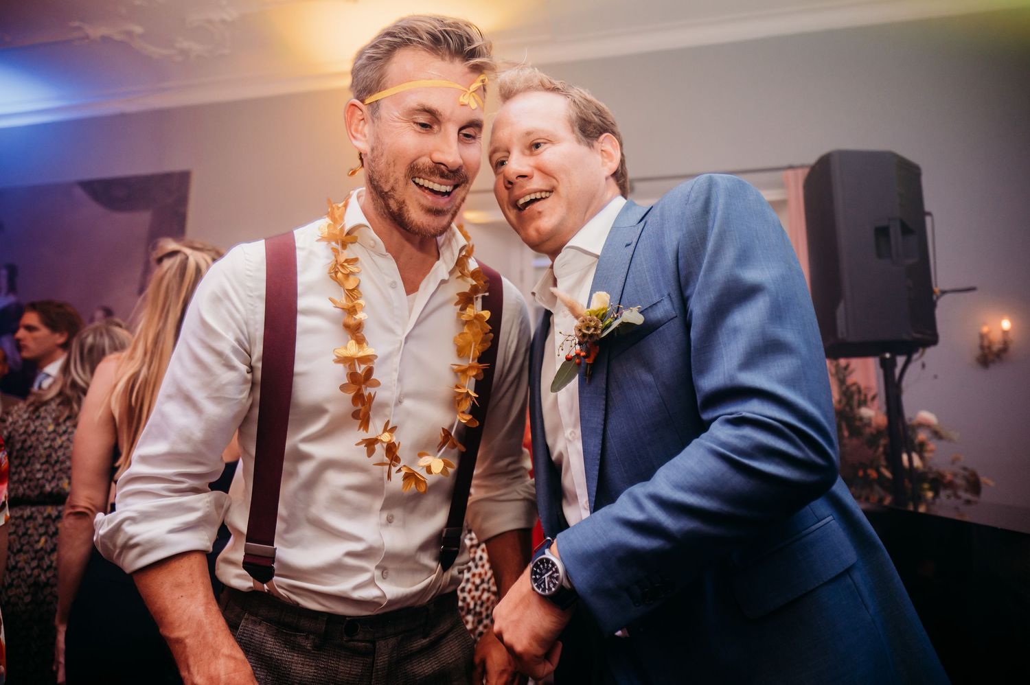 Dansvloer gevuld met feestende gasten, bruidsfotografie Kasteel Maurick Vught, Brabant.