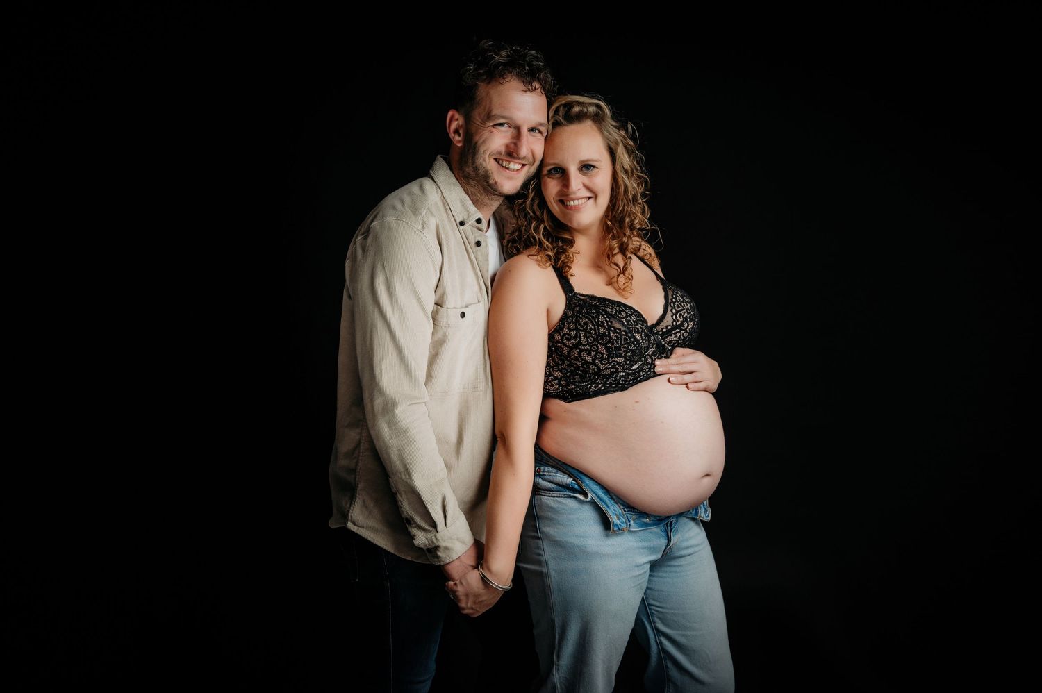 Romantische koppelshoot met zachte belichting en casual outfits, bruidsfotografie Brabant