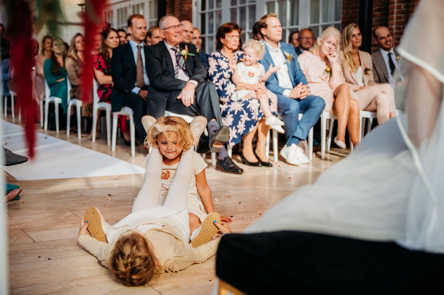 Receptie buffet met glazen drankdispensers en hapjes, trouwfotografie Brabant.