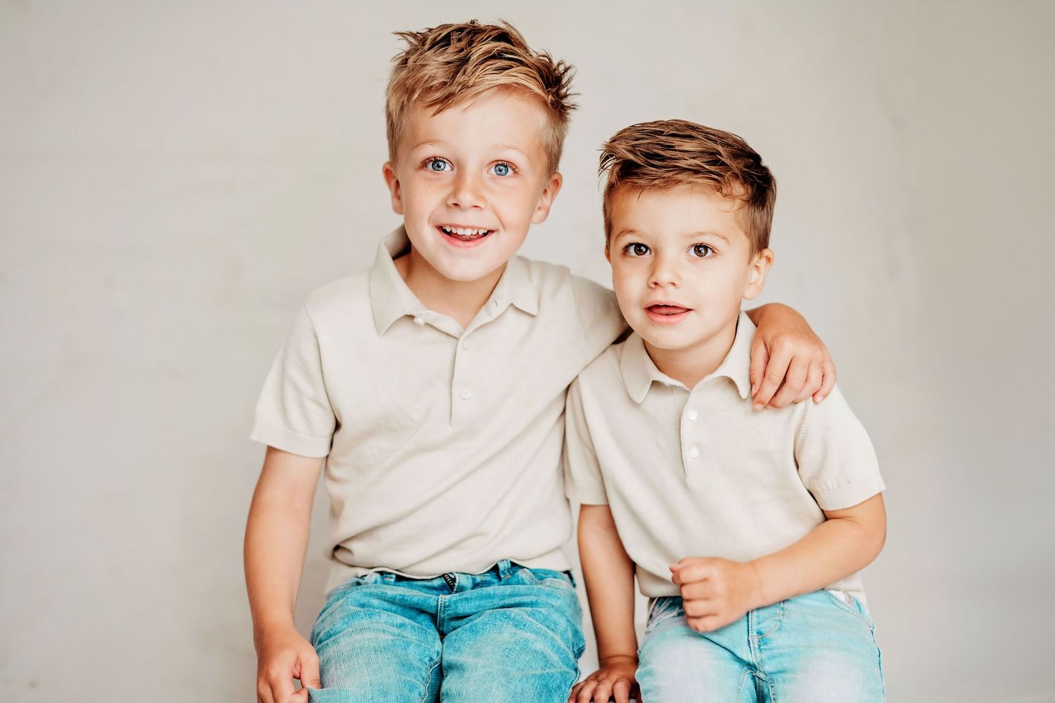 Kinderportret van twee kinderen in witte kleding in studio in Vught met lichte achtergrond, pure portretfotografie Brabant