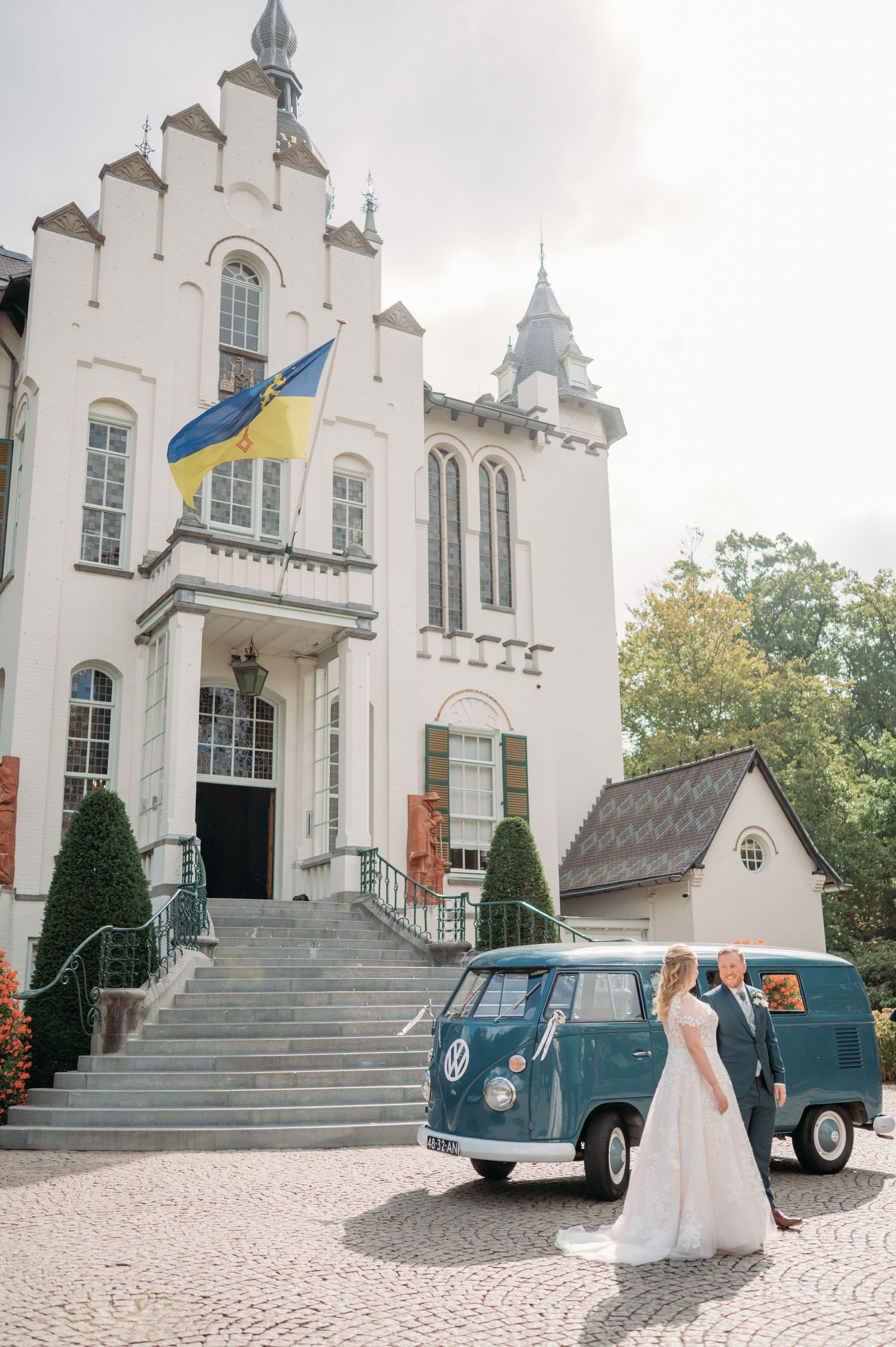 Trouwauto Volkswagen kever voor kerk tijdens bruiloft in Brabant, klassieke trouwfotografie bij het Raadhuis van Vught
