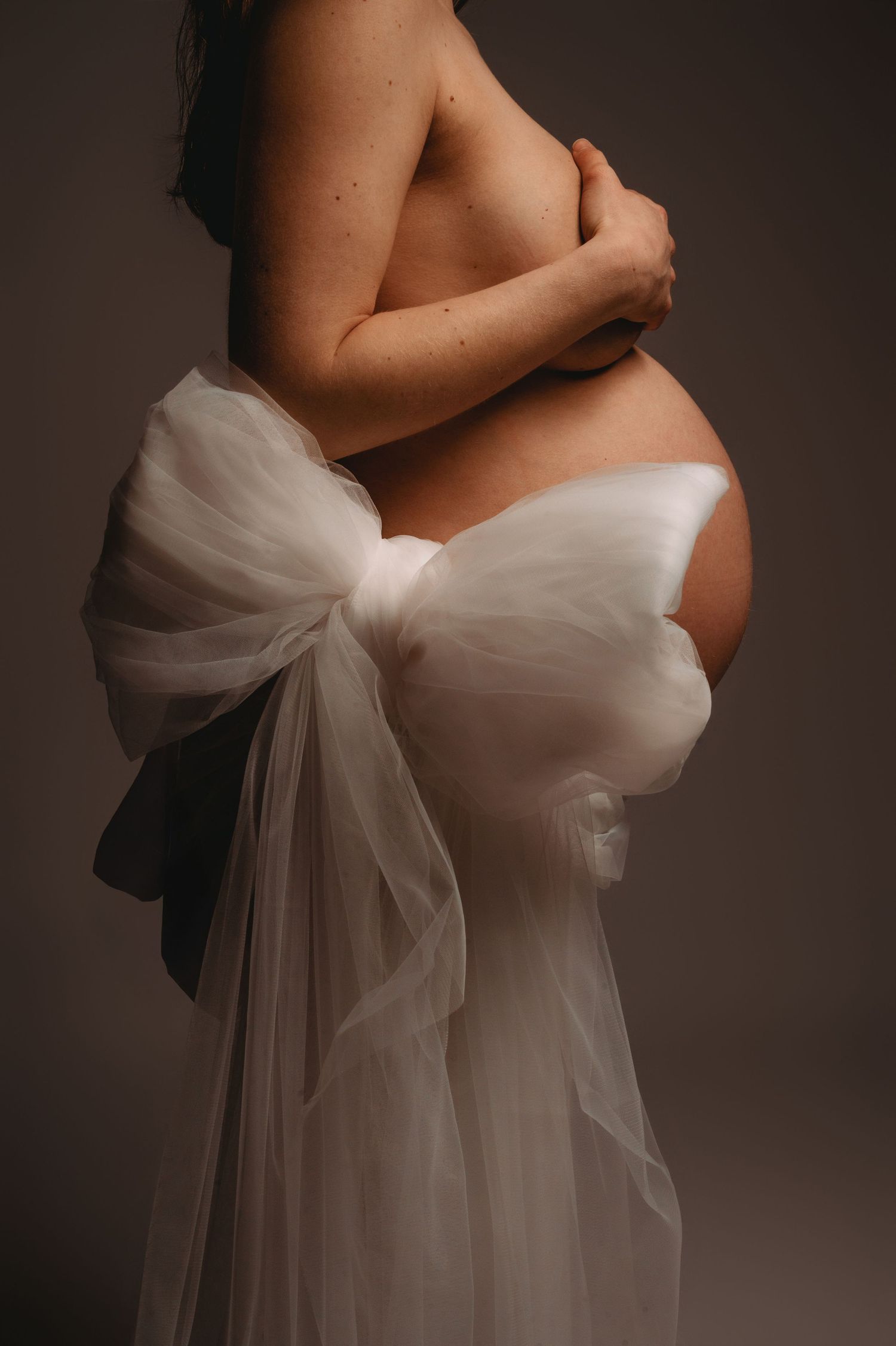Luxe zwangerschapsfotoshoot in Nederlandse studio, zwangerschapsfotografie Vught, Brabant.