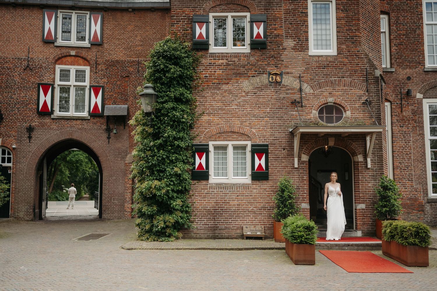 Het bruidspaar beleeft een romantisch moment op de brug bij Kasteel Maurick in Vught.