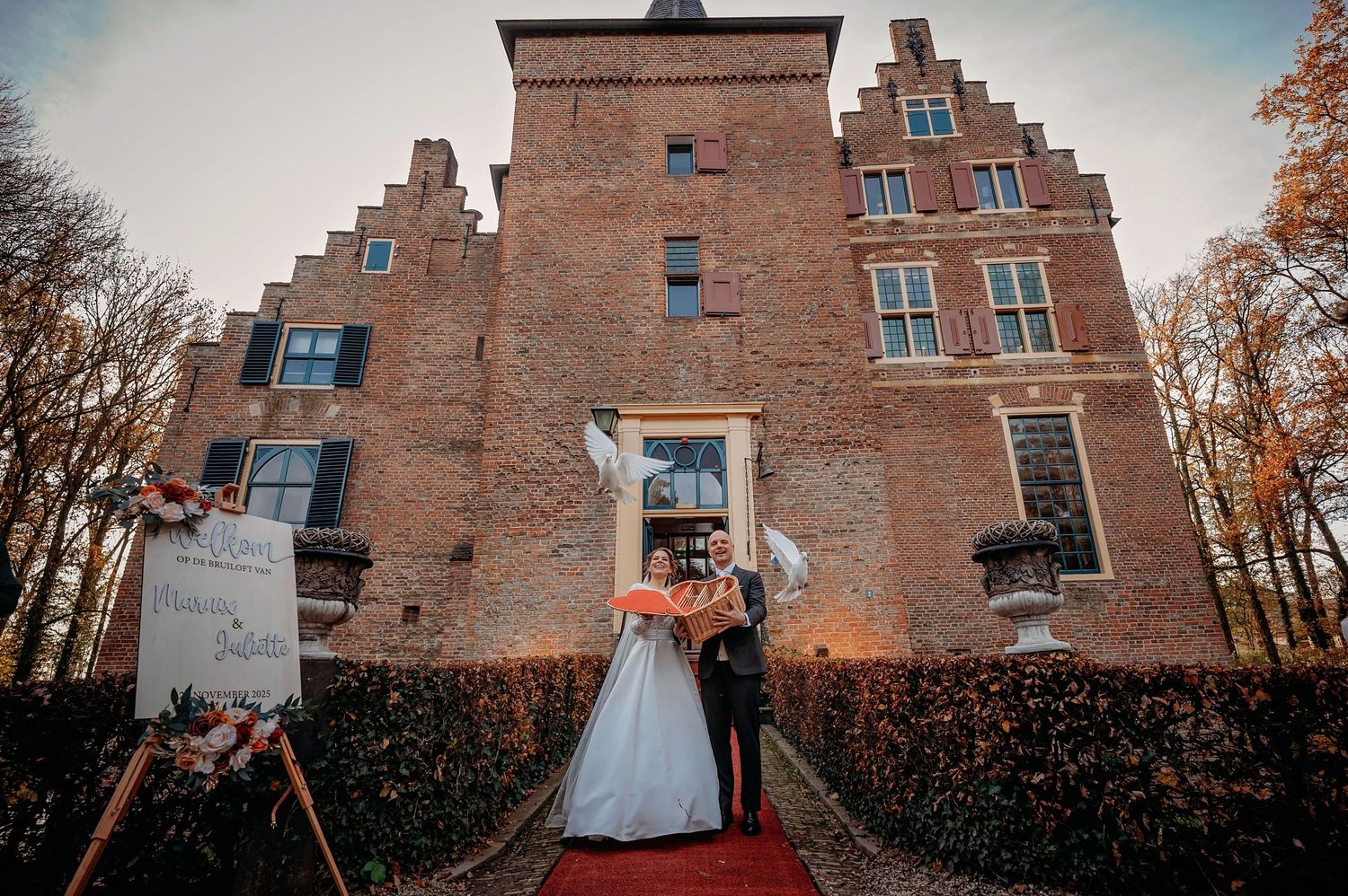 Bruidspaar silhouet bij historisch pand tijdens golden hour, romantische bruidsfotografie bij Kasteel Wijenburg Echteld, Brabant.
