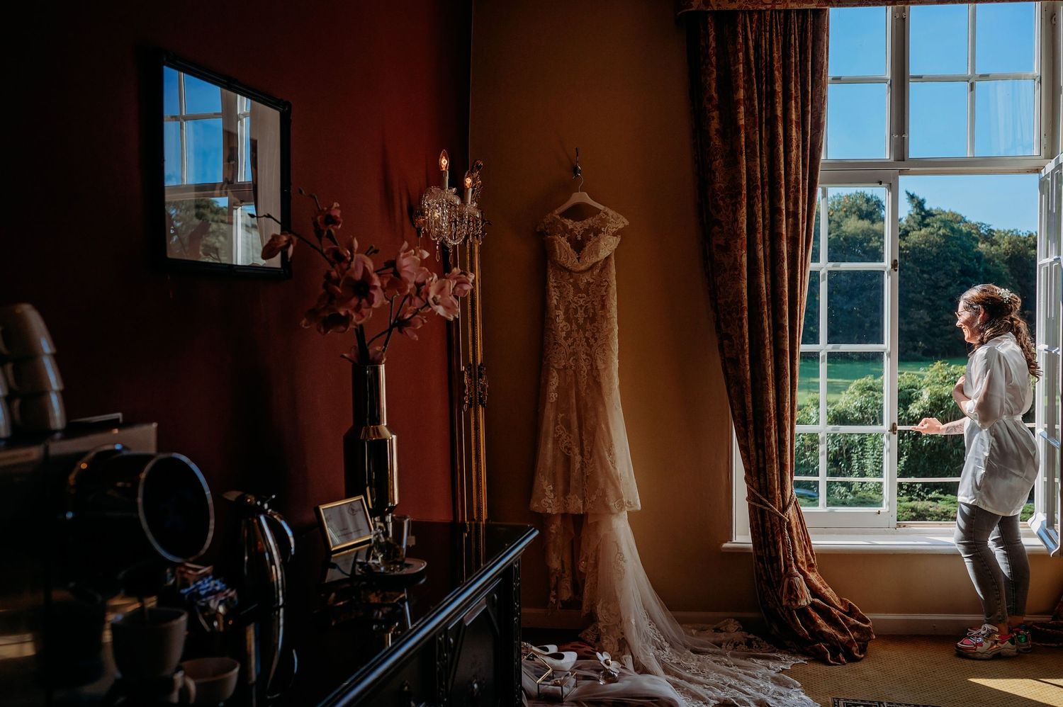 Zonnige kamer met grote ramen en elegante gordijnen, trouwvoorbereiding Brabant.