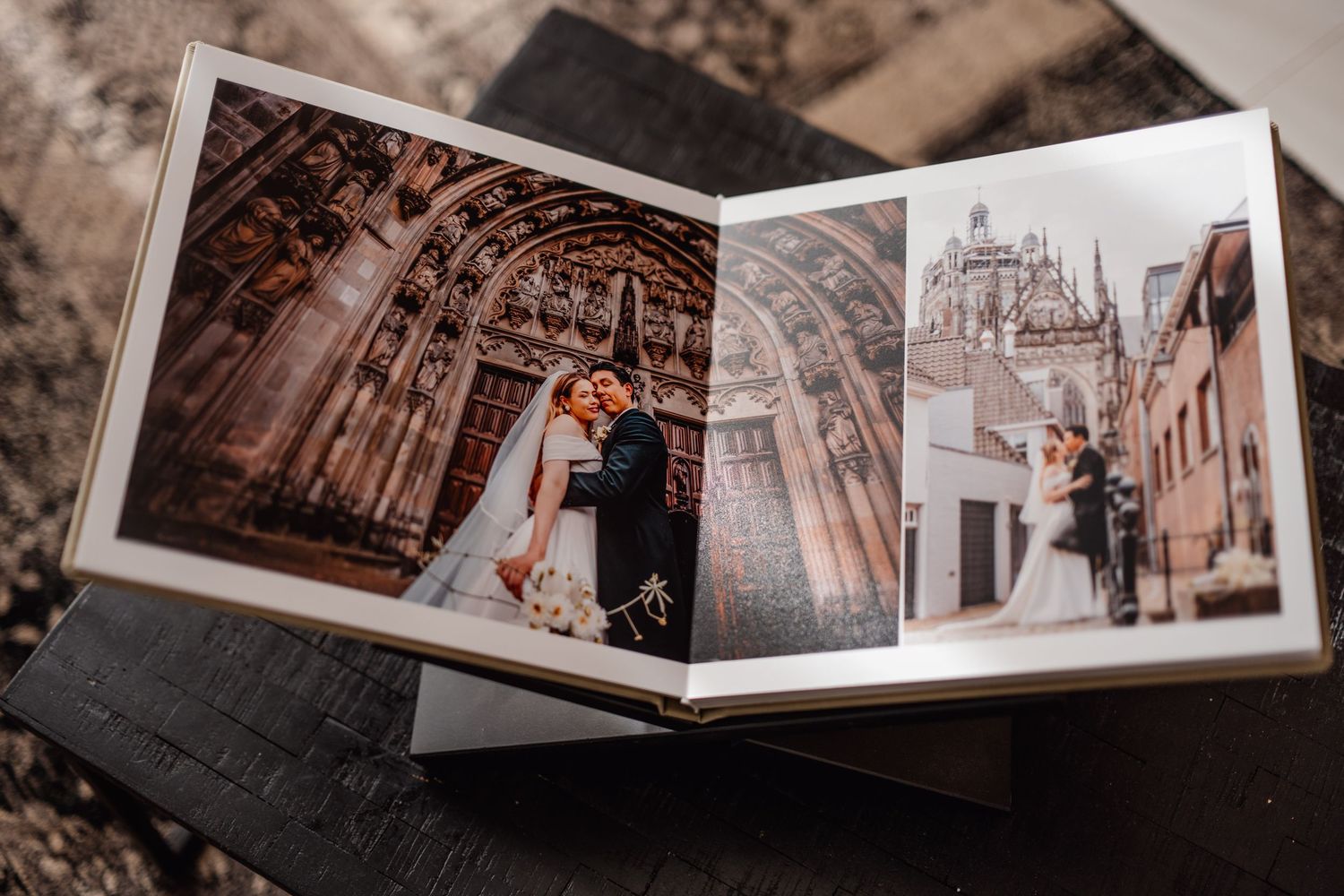 Trouwfotoalbumspread met architectuur- en koppelshots, bruidsfotografie Brabant