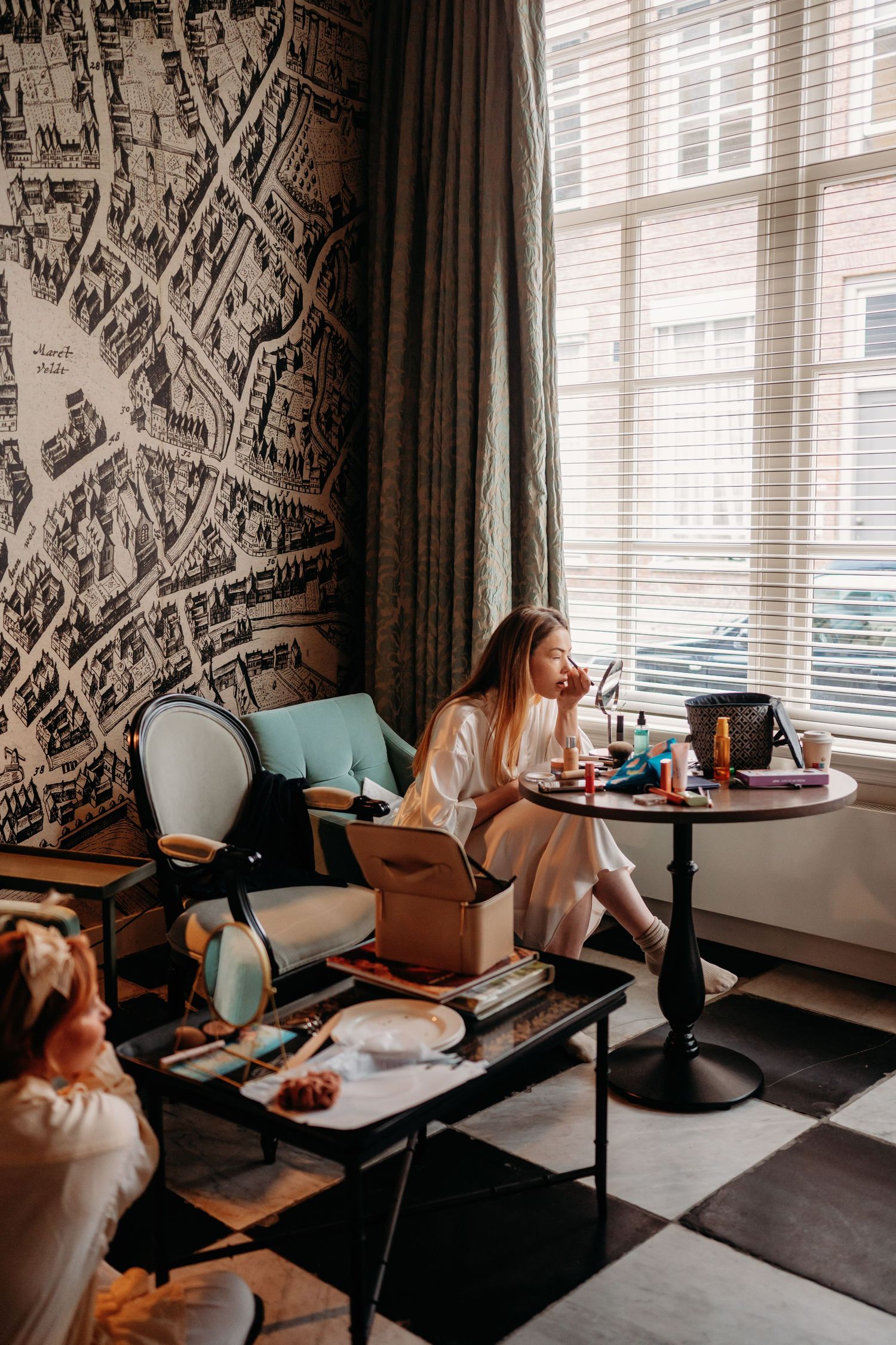 Serie foto’s van kat op bureau bij raam met zwart-witte behangpatroon, interieurfotografie Noordbrabants Museum Den Bosch, Brabant.