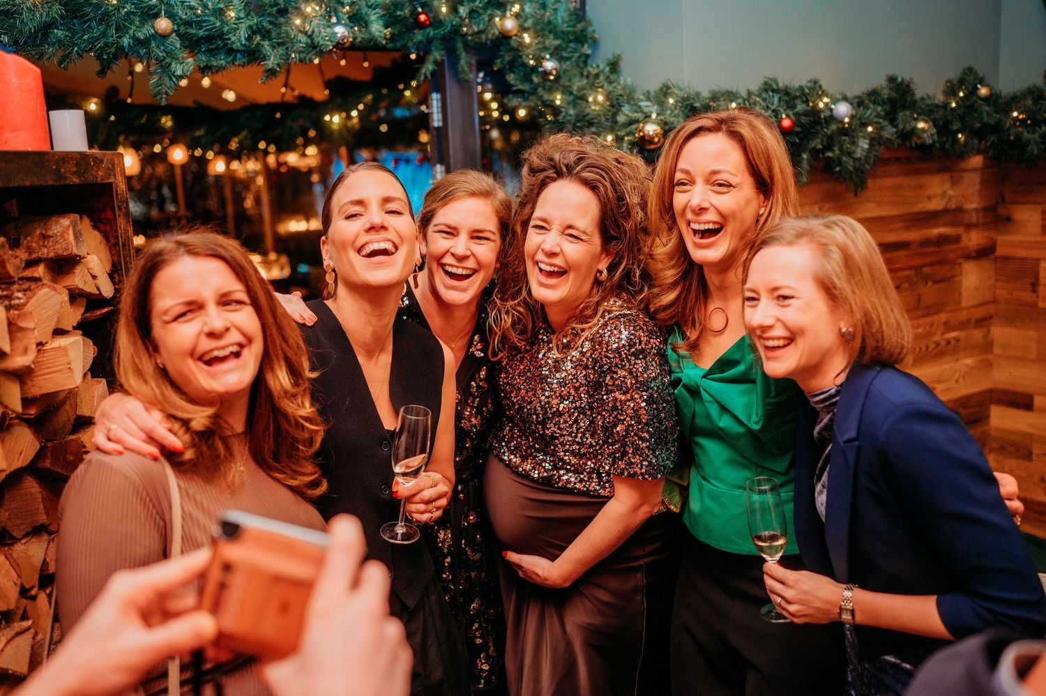 Vrolijk trouwfeest met lachende gasten en sfeer, spontane bruidsfotografie bij Boscafé Oisterwijk, regio Brabant.
