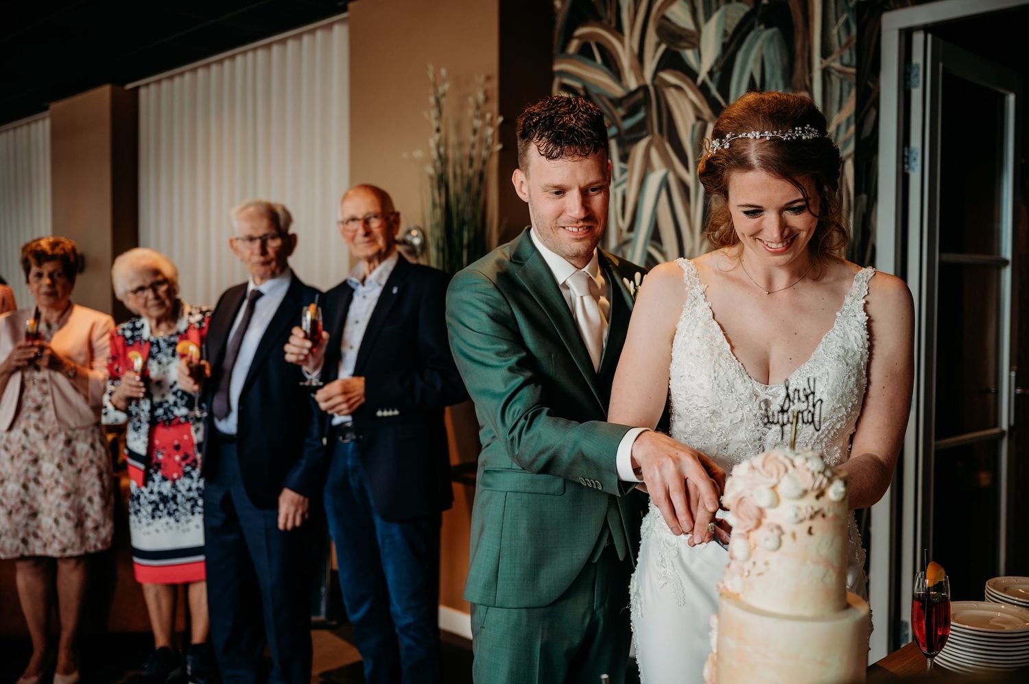 Binnenreceptie met elegante decoratie en gasten, bruidsfotografie IJM IJzereman Vught, Brabant.
