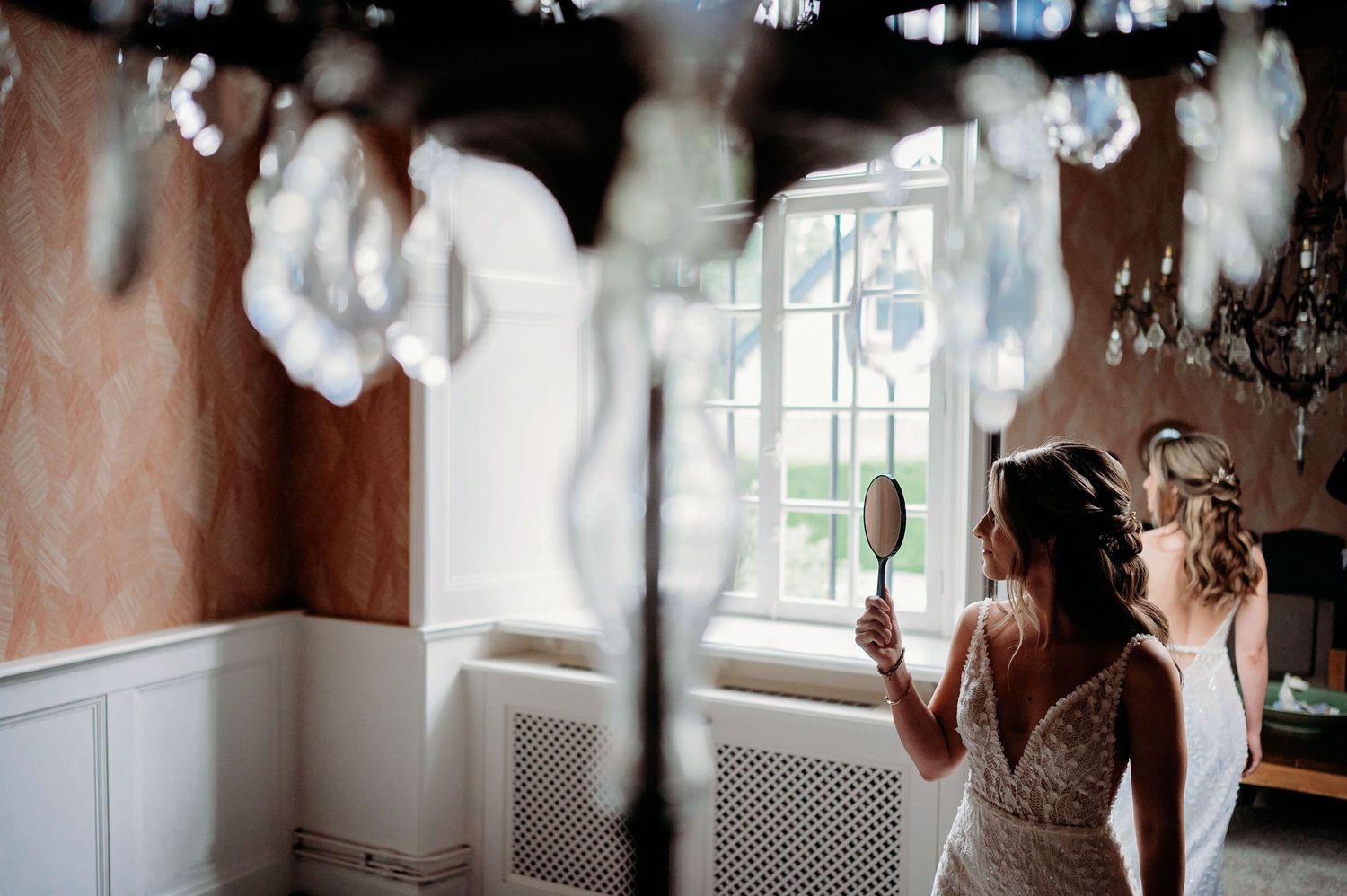 Witte papieren decoraties hangen van plafond voor dromerige trouwsfeer, bruidsfotografie Brabant