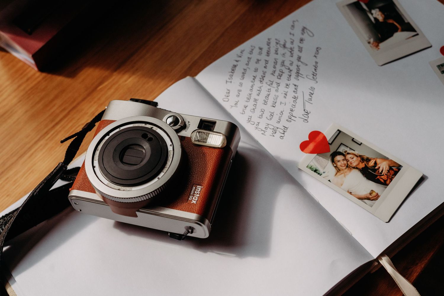 Vintage camera en handgeschreven notities op houten tafel in warm licht, food/branding fotografie Noordbrabants Museum Den Bosch, Brabant.
