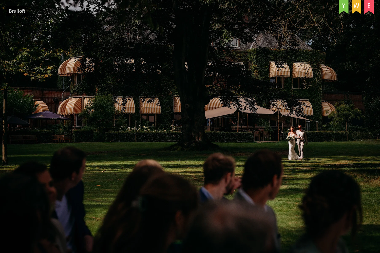 Silhouetten van mensen wandelend in park tijdens gouden uur met bomen, lifestyle fotografie Brabant