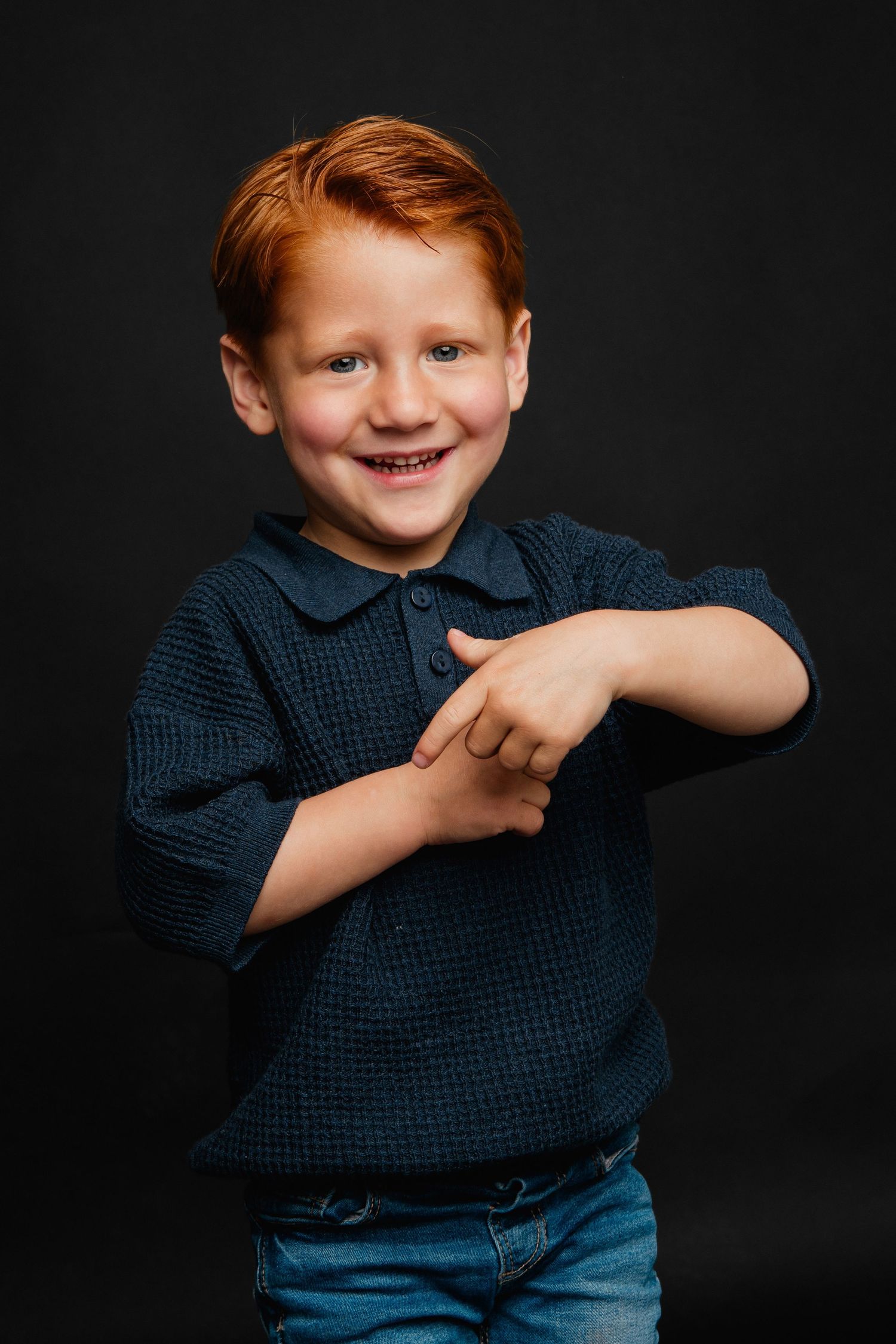Portret van jongen in studio met donkere achtergrond en krachtige uitstraling, kinderfotografie Vught
