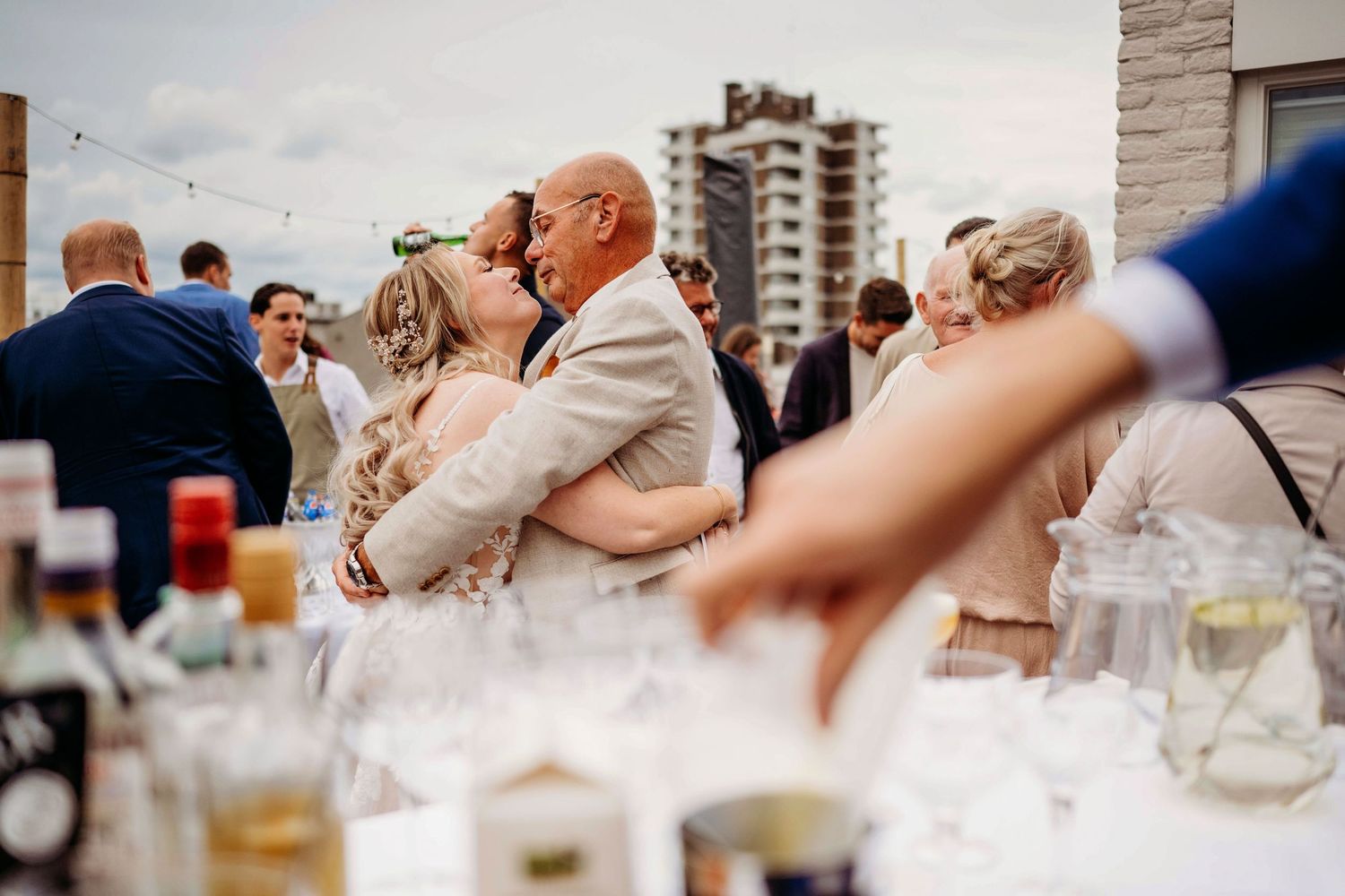 Bruiloftsreceptie met glazen en drankjes op terras, spontane bruidsfotografie in Den Bosch en omgeving Brabant.