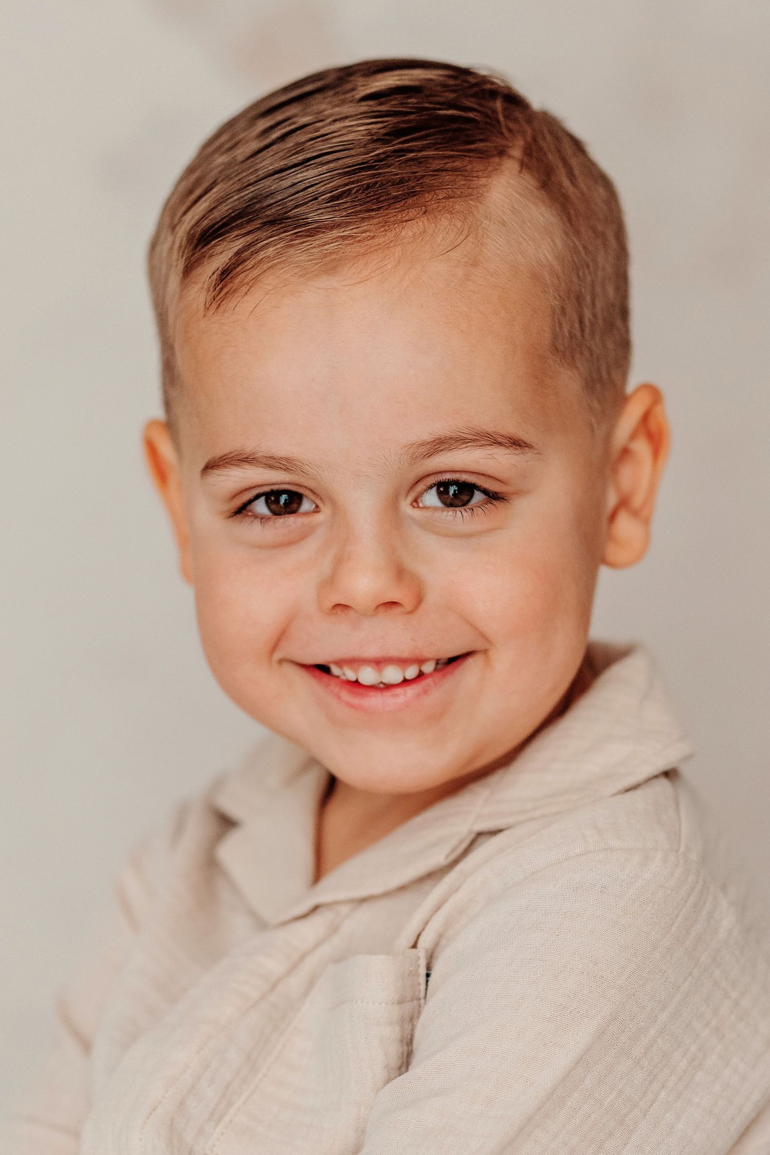 Jongen kijkt in camera tijdens studioshoot in Vught met zachte belichting, portretfotografie Brabant