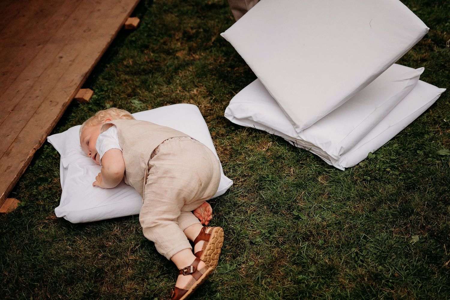 Gasten ontspannen op dekens verspreid over een grasveld tijdens een buitenevenement, trouwfotografie Brabant.