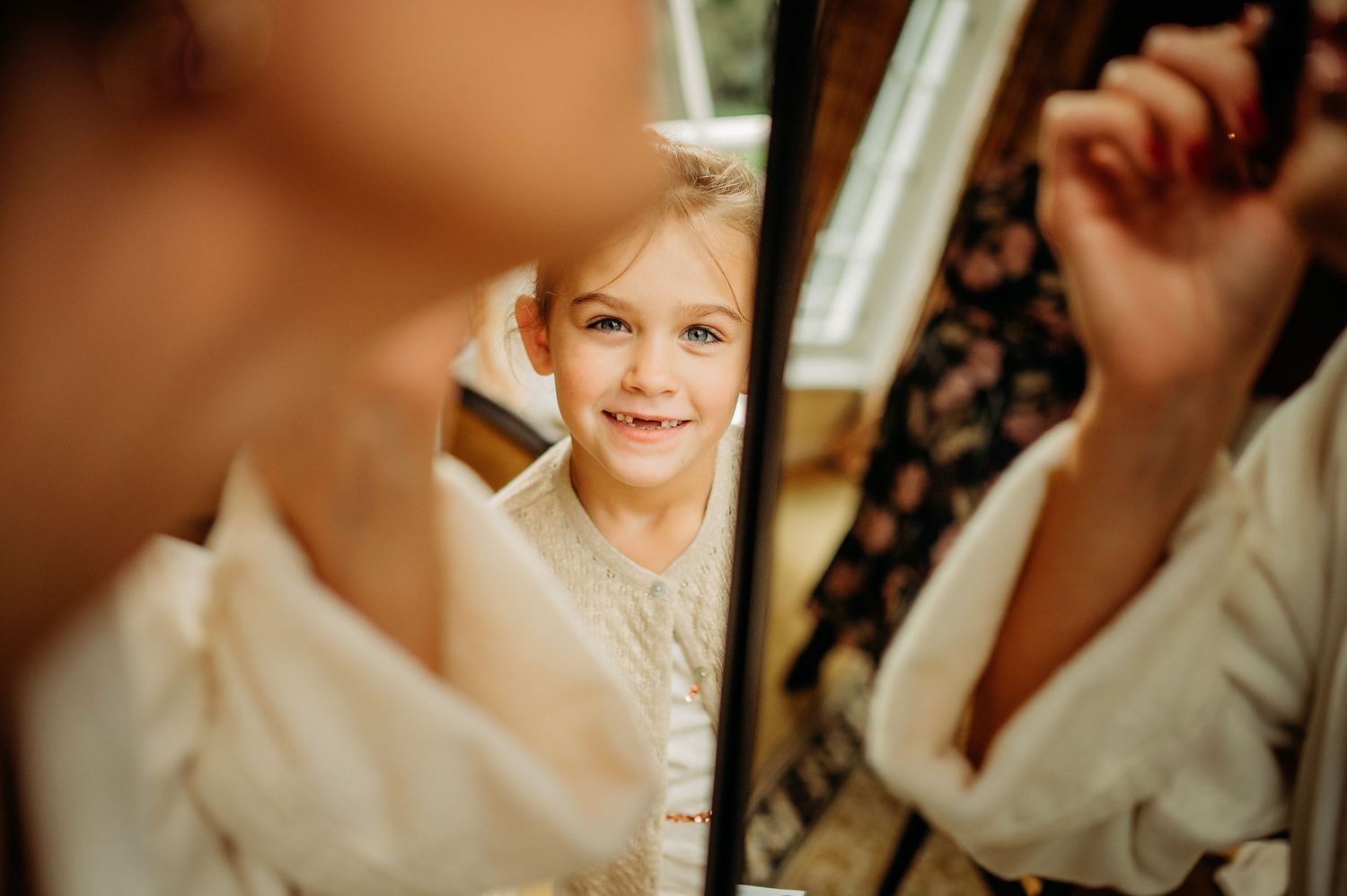 Getting ready momenten voor trouwceremonie, bruidsfotografie Kasteel Maurick Vught, Brabant.