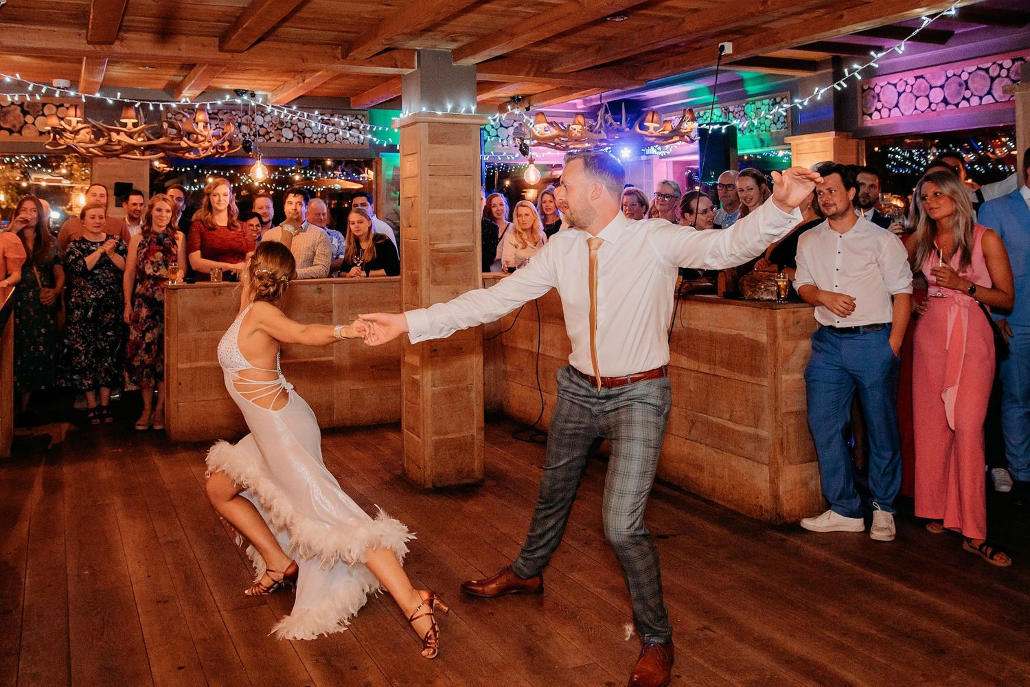 Dansvloer vol gasten tijdens bruiloft feest in Brabant, levendige reportage door bruidsfotograaf