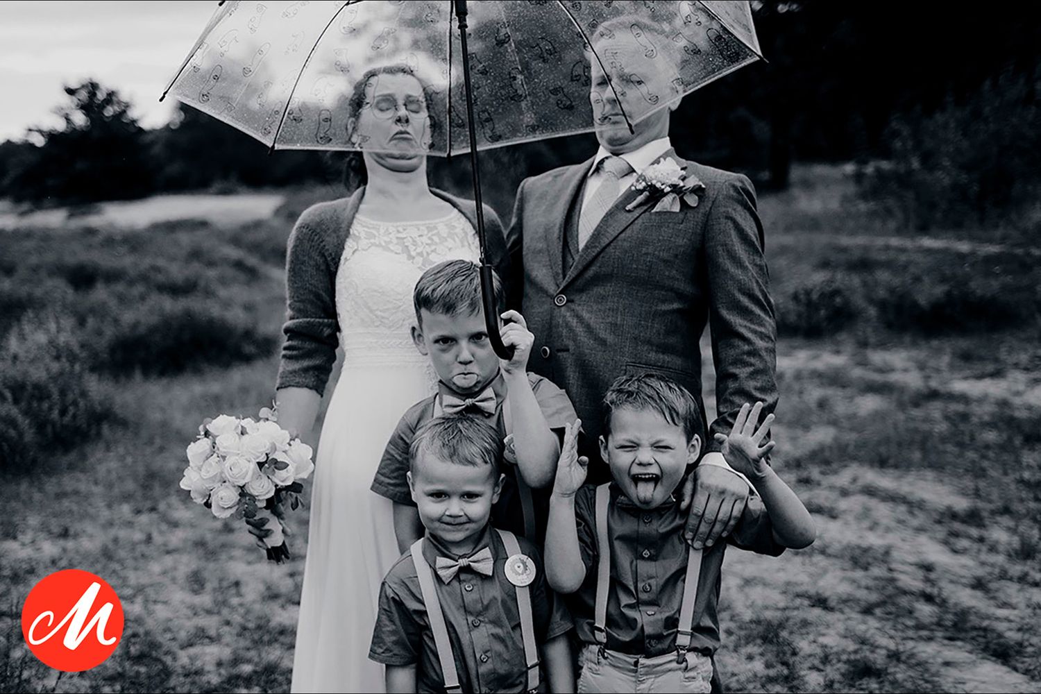 wart-wit familiefoto met paraplu’s buiten in regenachtige setting, familieshoot Brabant