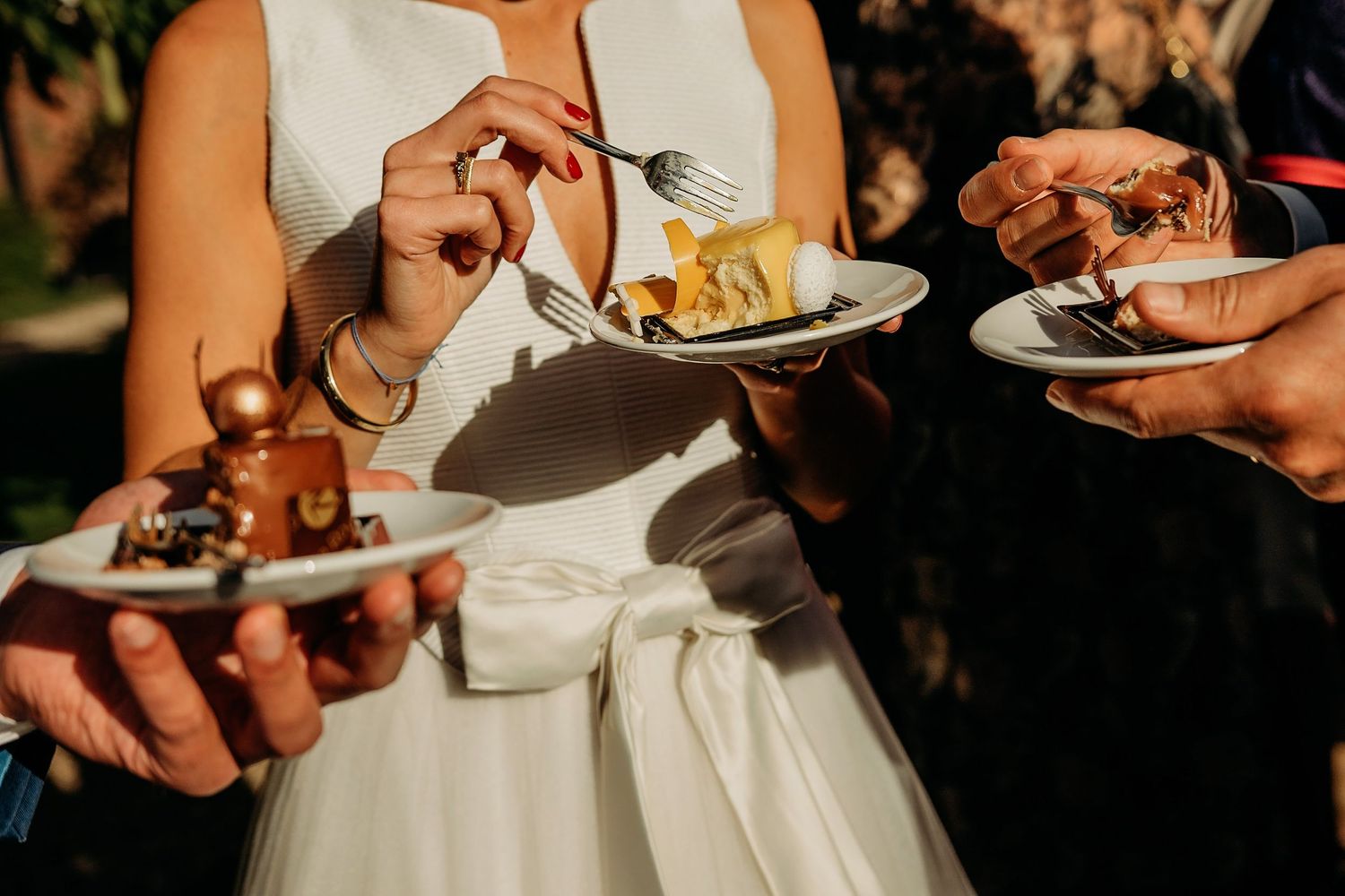 Close-up van gasten die genieten van diner op receptie, bruidsfotografie Kasteel Maurick Vught, Brabant.