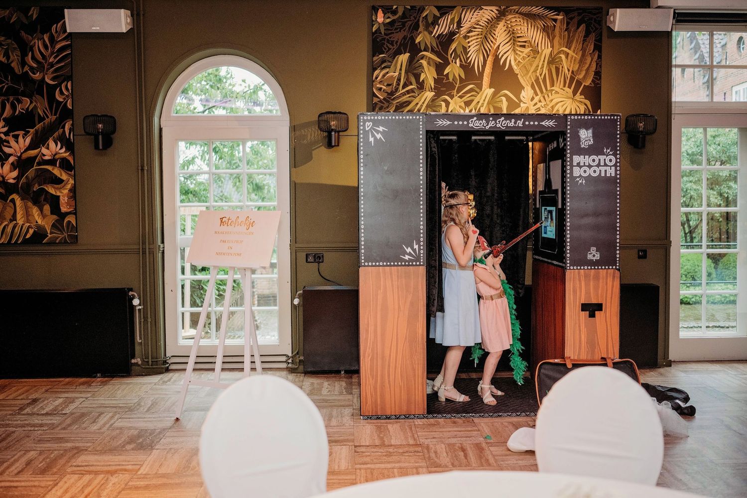 Vintage photobooth in elegante zaal met boogramen en houten vloer, portretfotografie Vught, Brabant op Kasteel Maurick