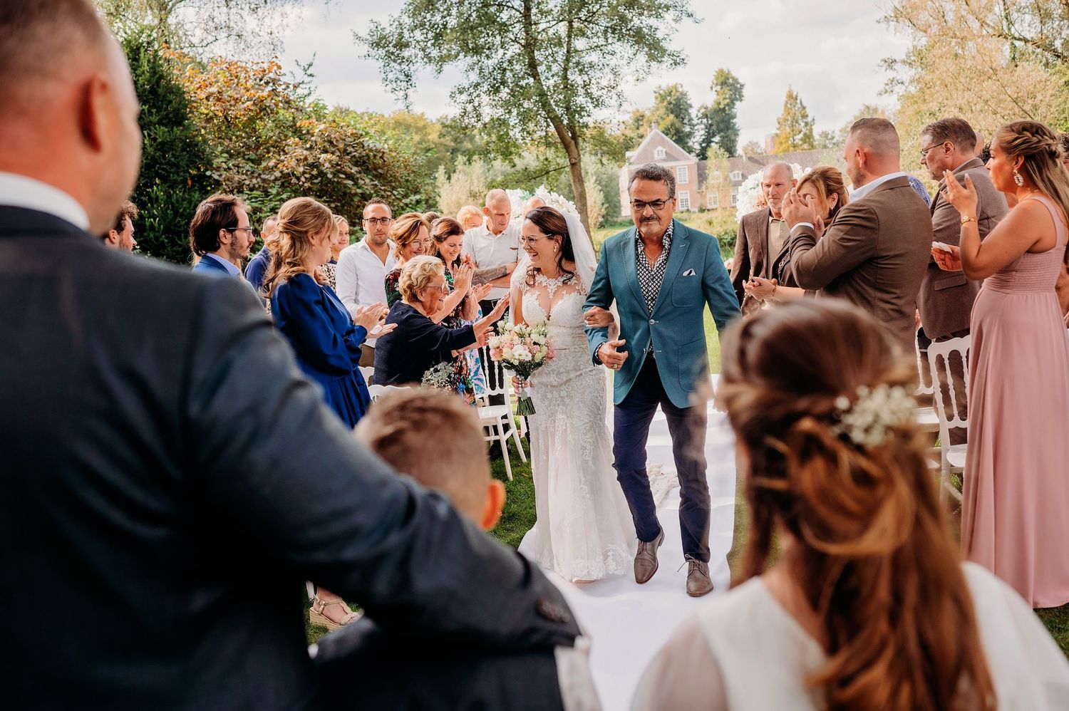 Bruiloftsgasten dansen en socializen tijdens buitenreceptie, bruidsfotografie Kasteel Maurick Vught, Brabant.