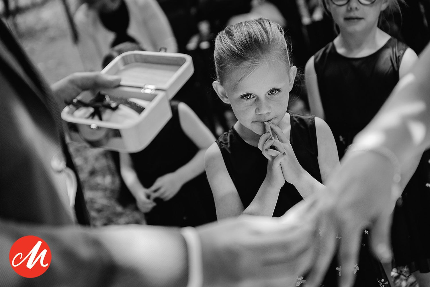 Zwart-wit candid foto’s van bruiloftsgasten die feestmomenten beleven, bruidsfotografie Brabant