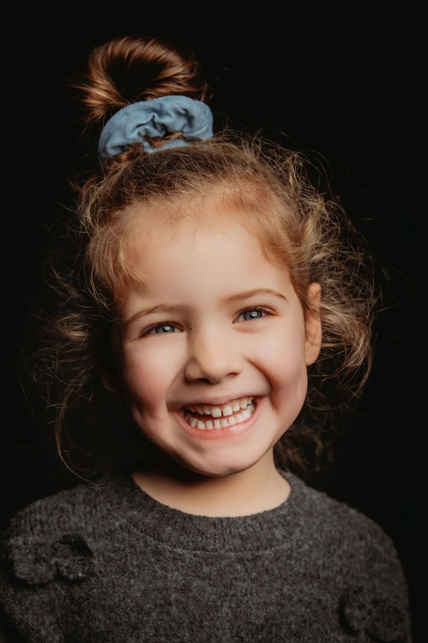 Kinderportret van meisje met donkere achtergrond in studio in Vught, pure en tijdloze portretfotografie