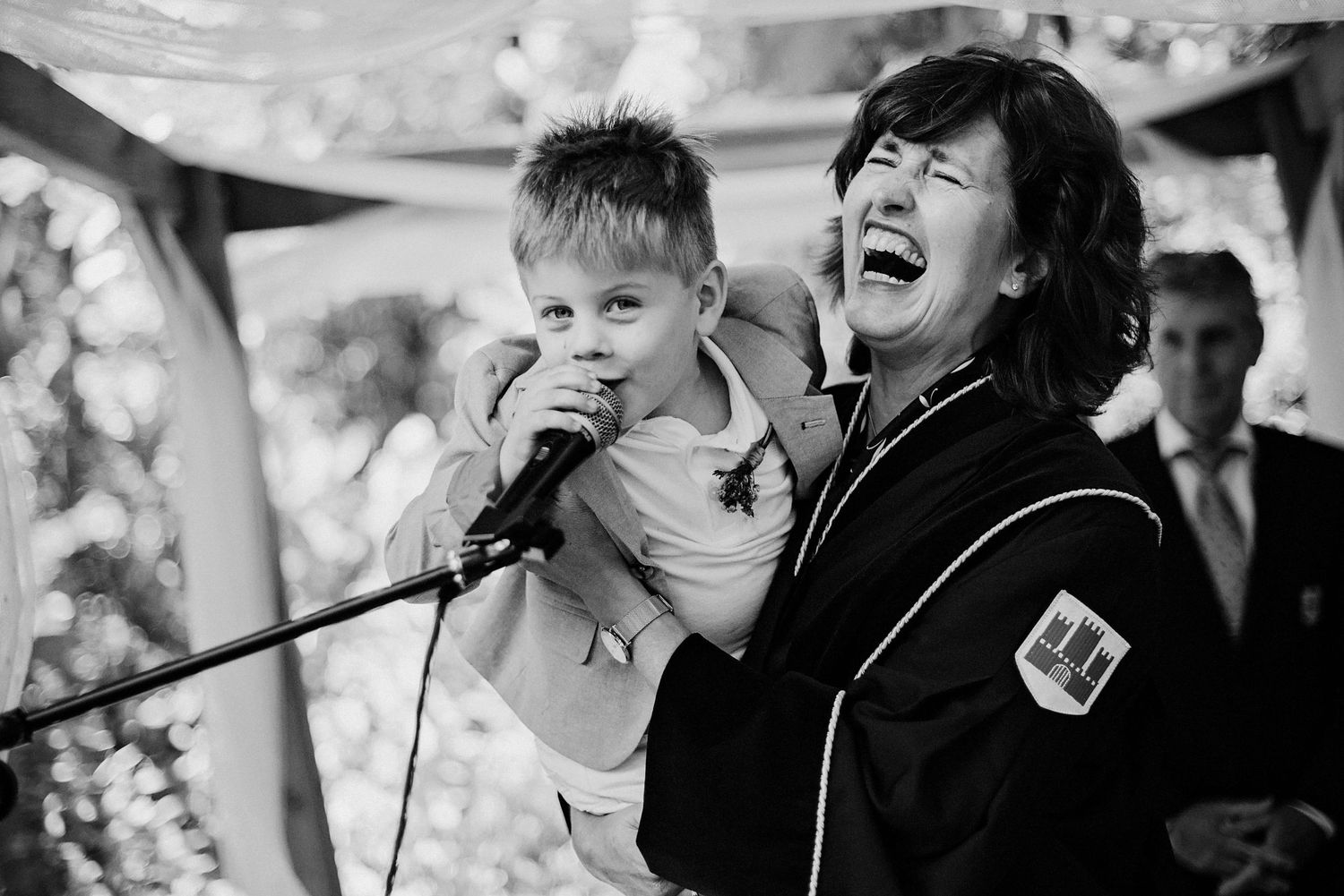 Zwart wit moment van zang en muziek tijdens bruiloft feest, pure en spontane trouwfotografie