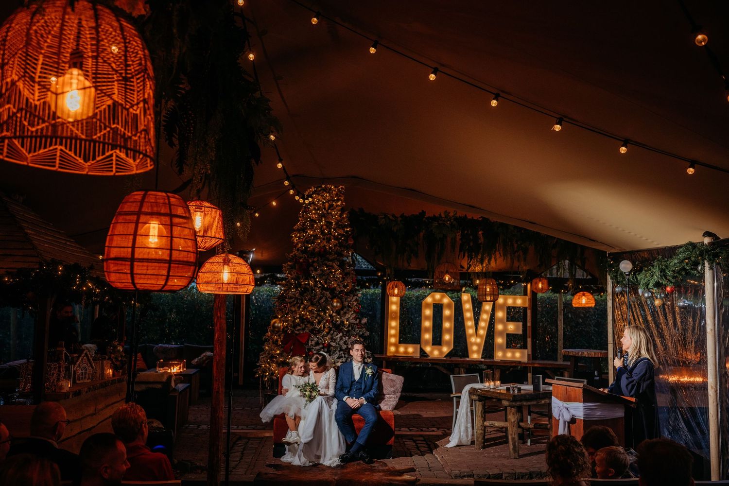Romantische trouwlocatie met lampjes en warme verlichting, bruidsfotografie bij Boscafé Oisterwijk, Brabant.