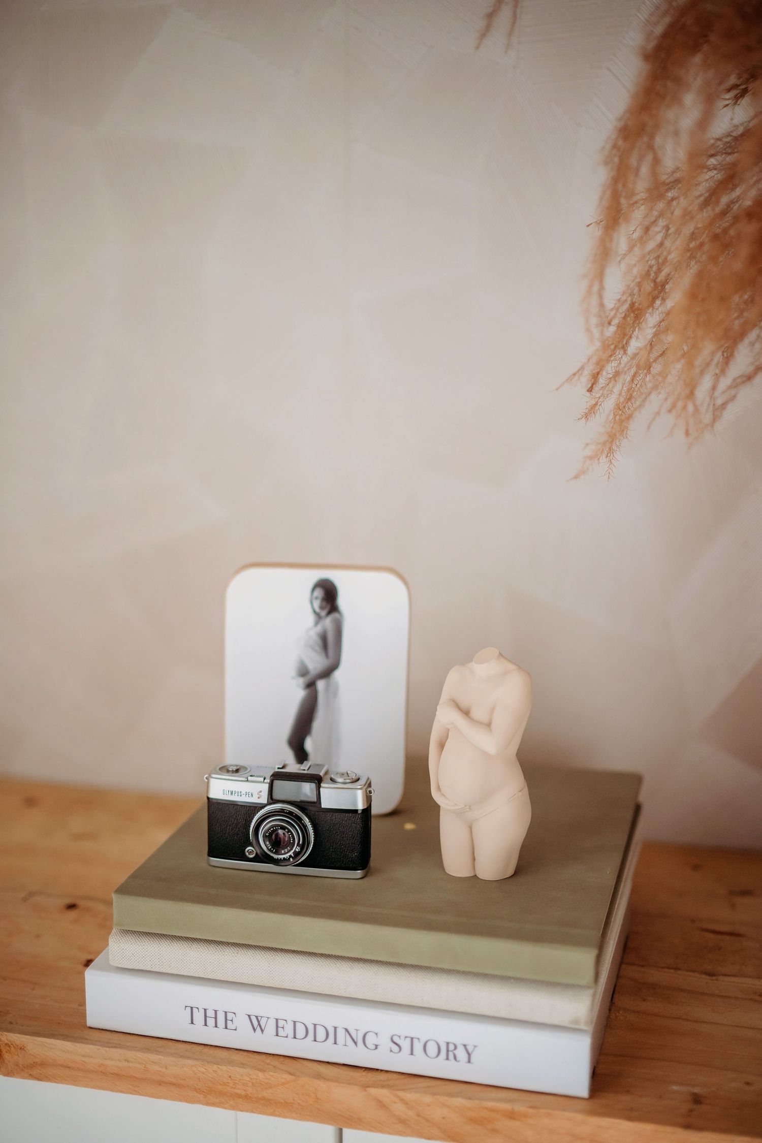 Minimalistische plankopstelling met zwart-wit foto’s en 3D-zwangerschapsbeeldjes, 3D beeldjes Brabant