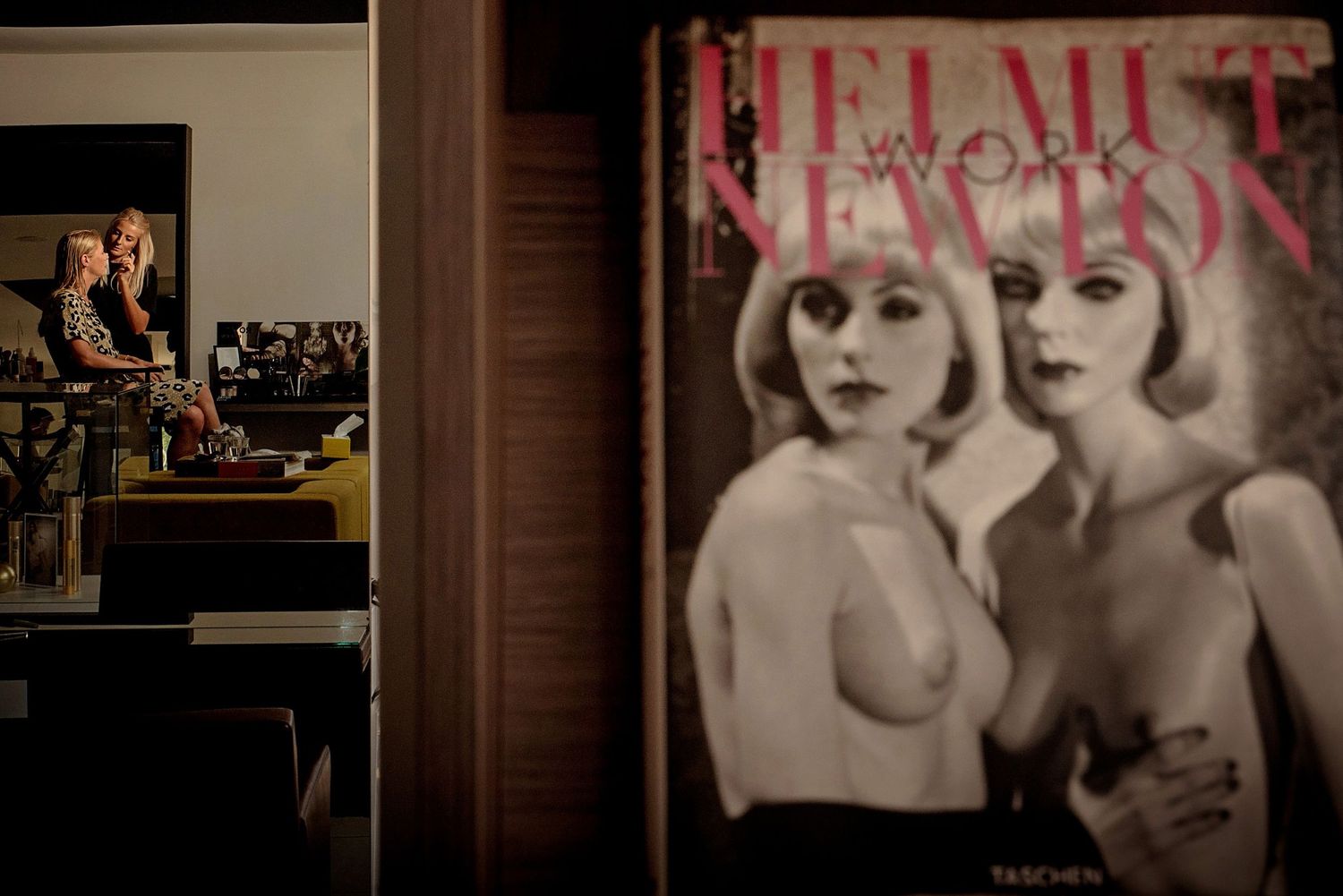 Vintage-stijl muurkunst en decoratie in een elegant interieur, trouwfotografie Brabant.