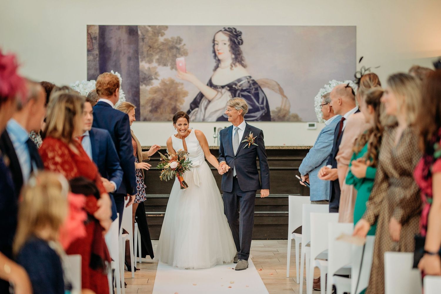 Ceremonie in volle zaal met gasten zittend, bruidsfotografie Kasteel Maurick Vught, Brabant.