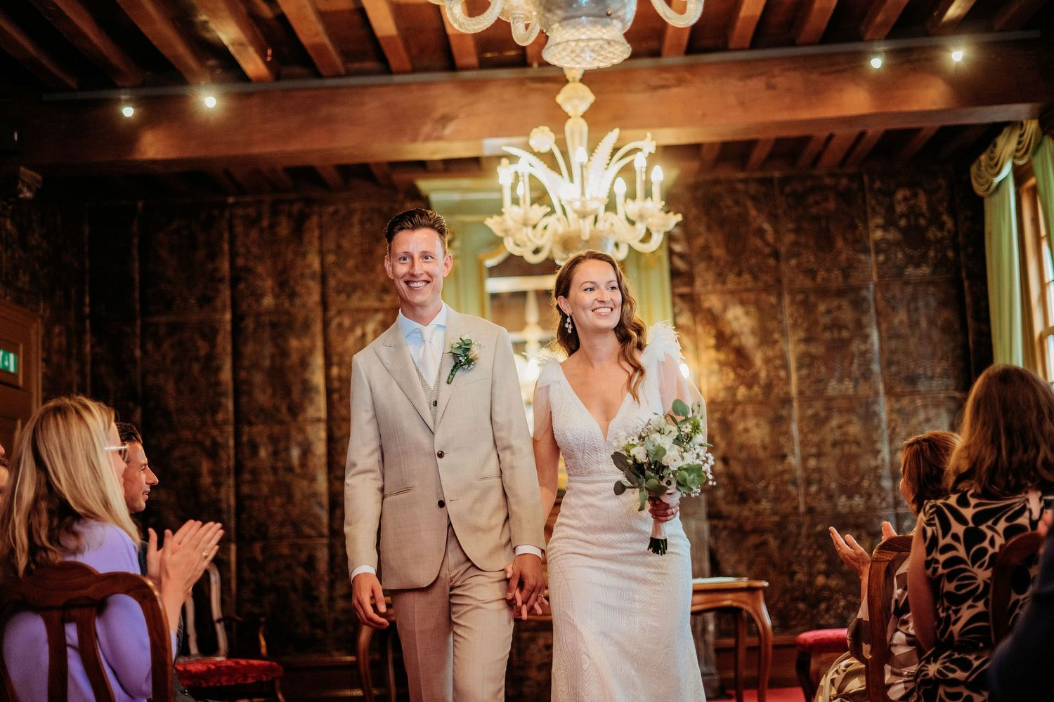 Trouwceremonie in sfeervolle zaal met kroonluchter, bruidsfotografie Stadhuis Den Bosch, regio Vught, Noord Brabant.