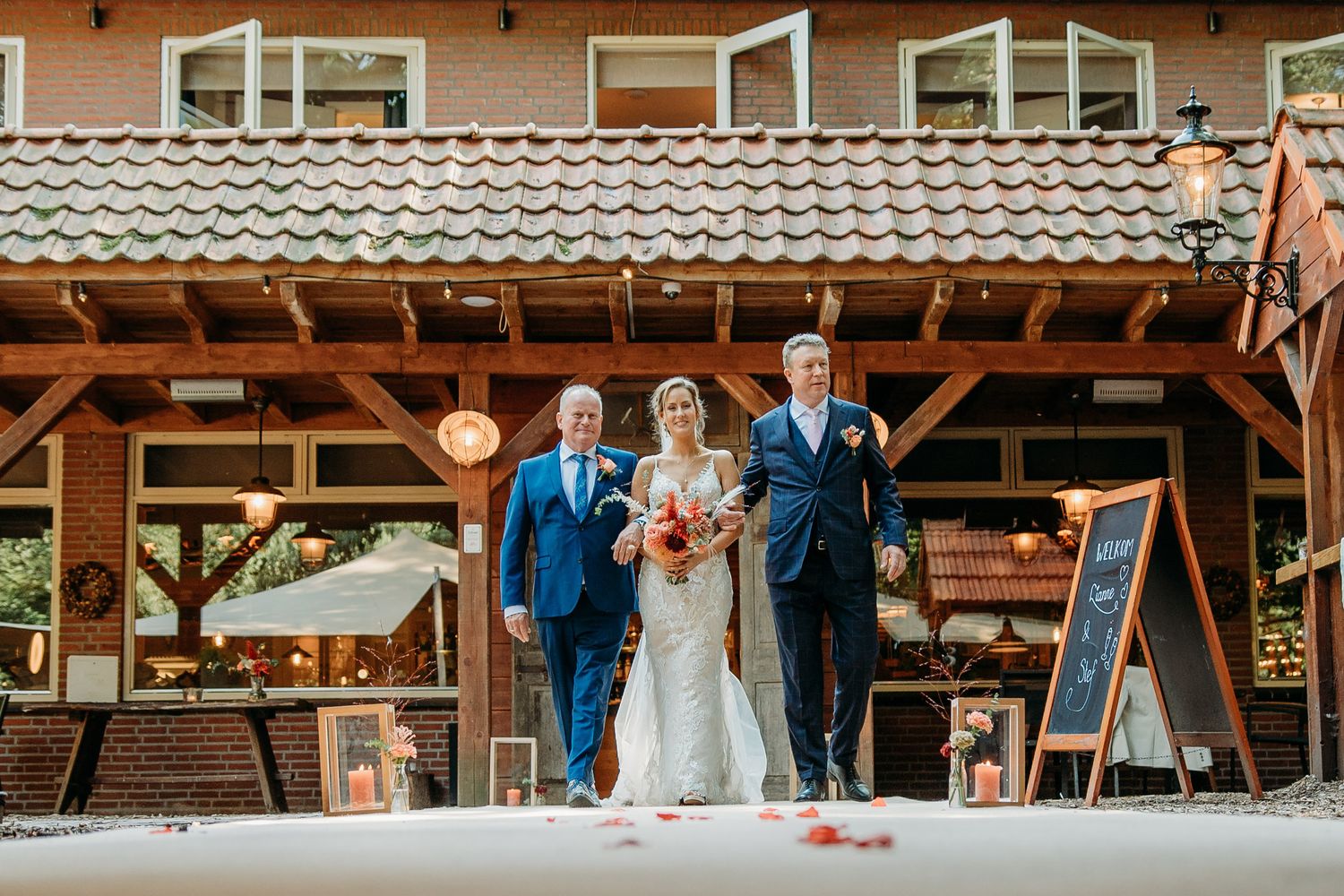 Rustieke houten locatie met lichtjes en zitplekken buiten, sfeervolle bruidsfotografie bij Mr van Eijck Oisterwijk, Brabant.