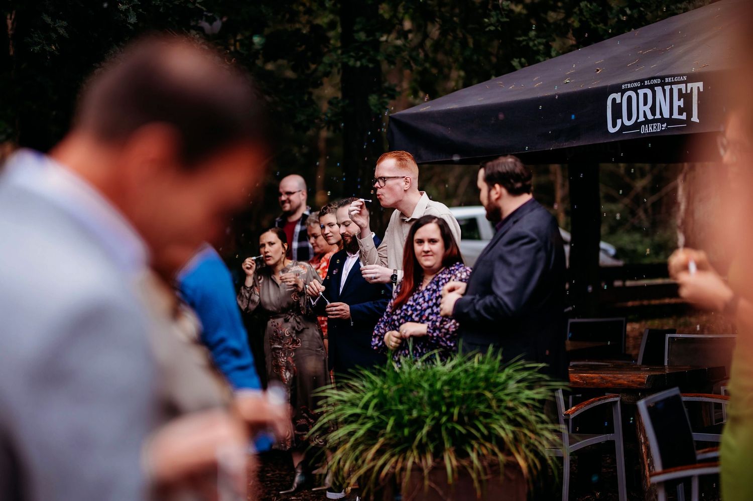 Gezellige gasten op zonnig terras met drankjes, hospitality en restaurant fotografie in regio Den Bosch, Vught, Noord Brabant.
