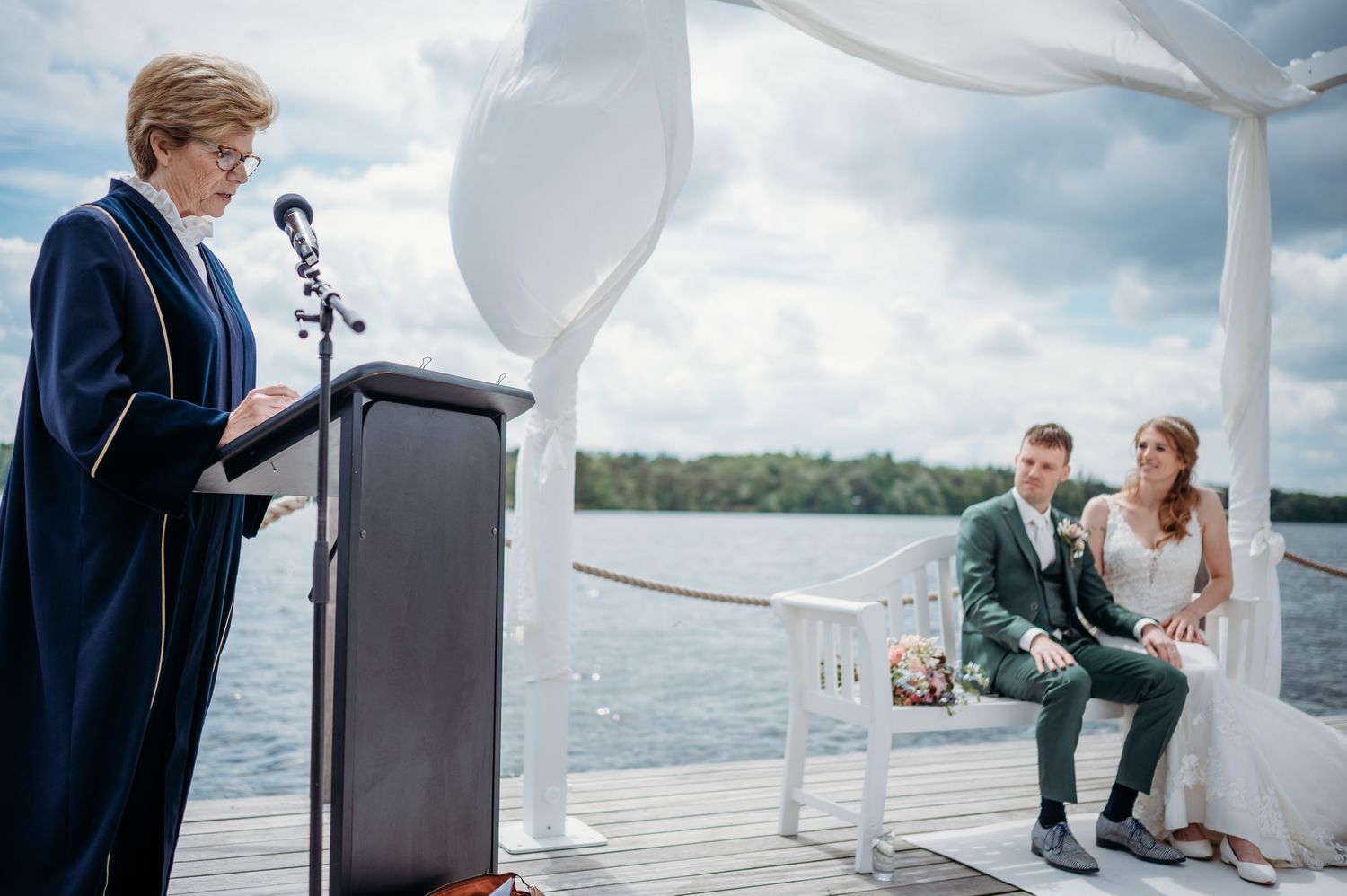 Buiten ceremonie met wit decor en natuurlijke omgeving, bruidsfotografie IJM IJzereman Vught, Brabant.