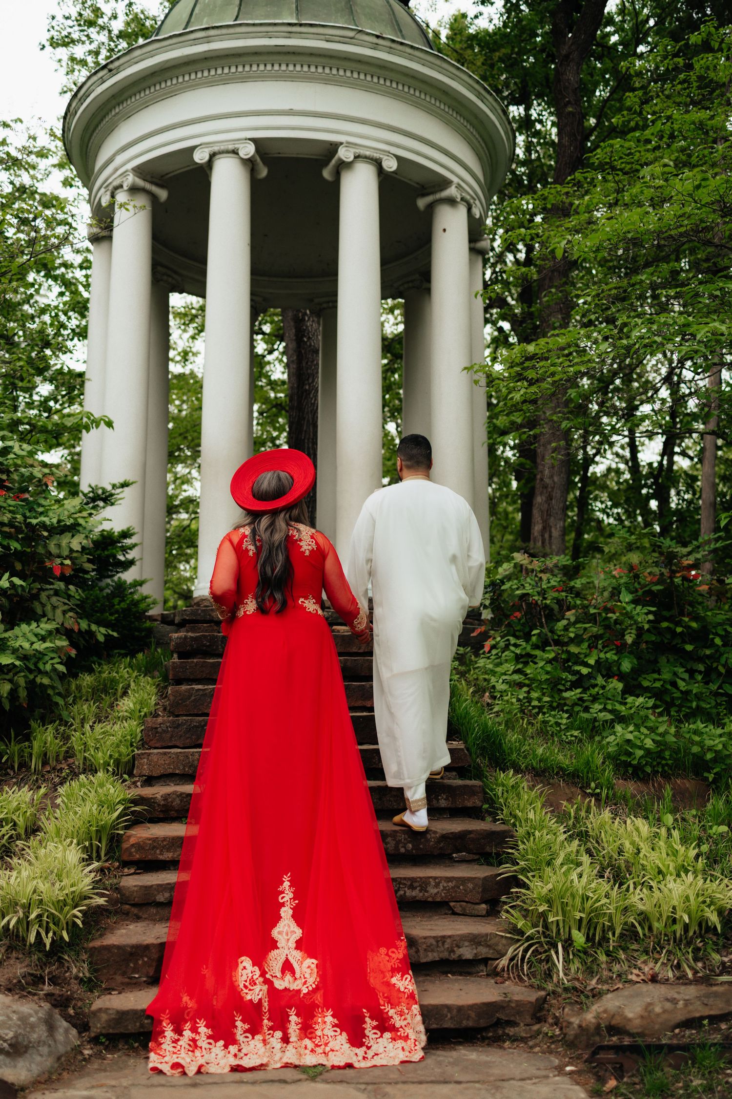 Mansion wedding venue. Engagement session. Bride and groom in green gardens. Philbrook museum of art, tulsa Oklahoma