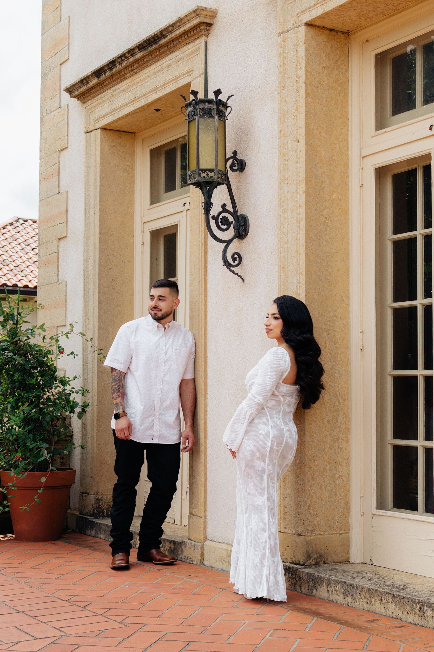 Mansion wedding venue. Engagement session. Bride and groom in green gardens. Philbrook museum of art, tulsa Oklahoma