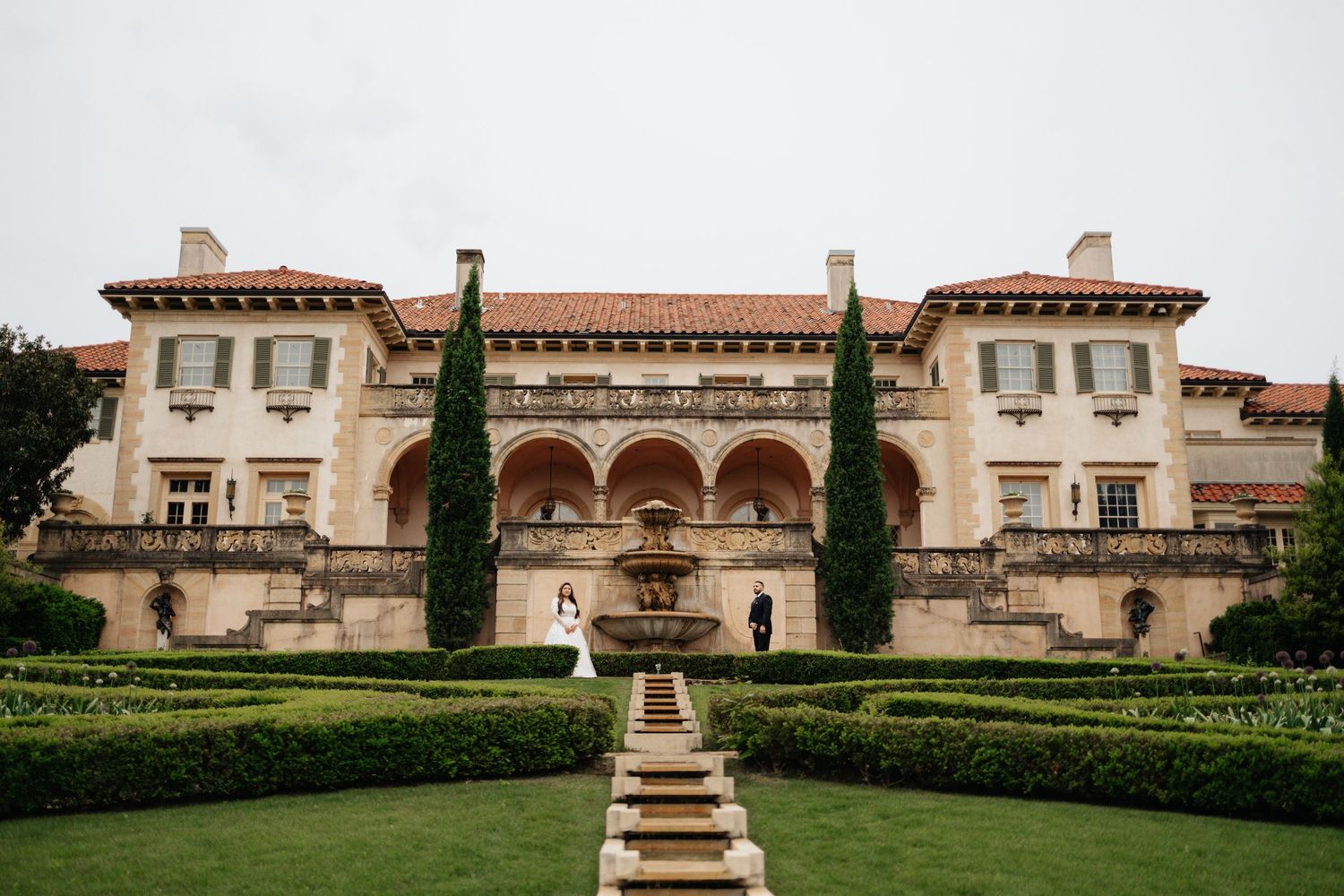 Mansion wedding venue. Engagement session. Bride and groom in green gardens. Philbrook museum of art, tulsa Oklahoma