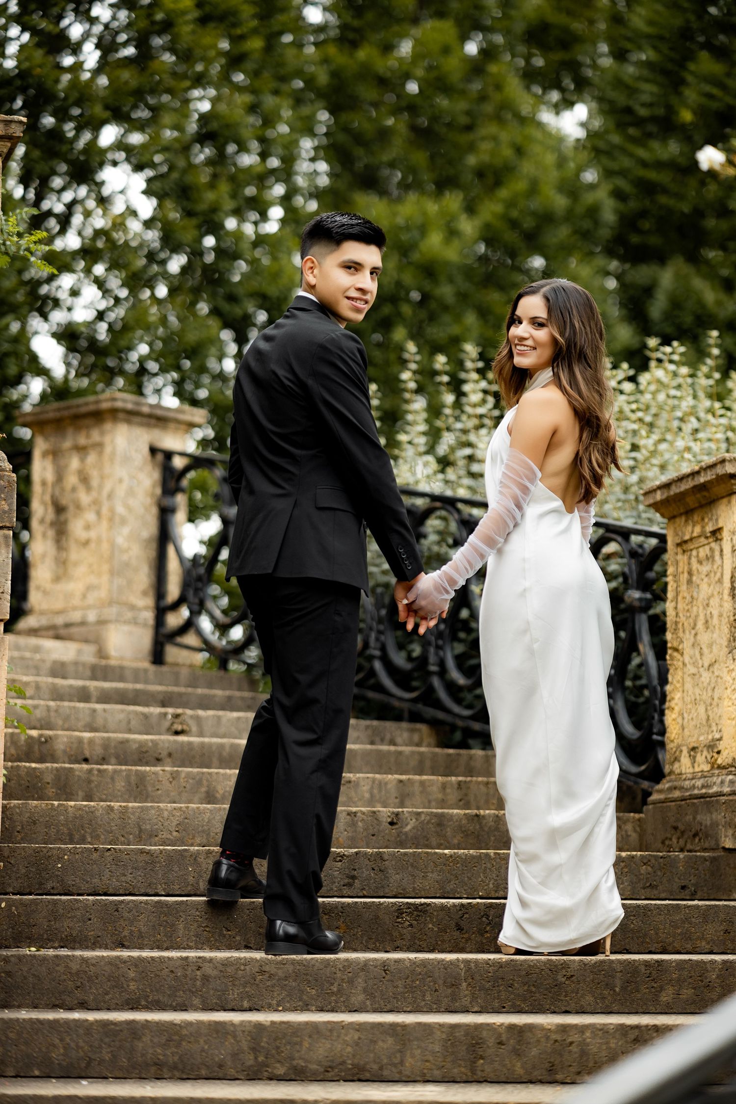 Italy inspired wedding. Engagement session in nature inspired by love and weddings. Philbrook museum of art in tulsa, oklahoma. Amor.