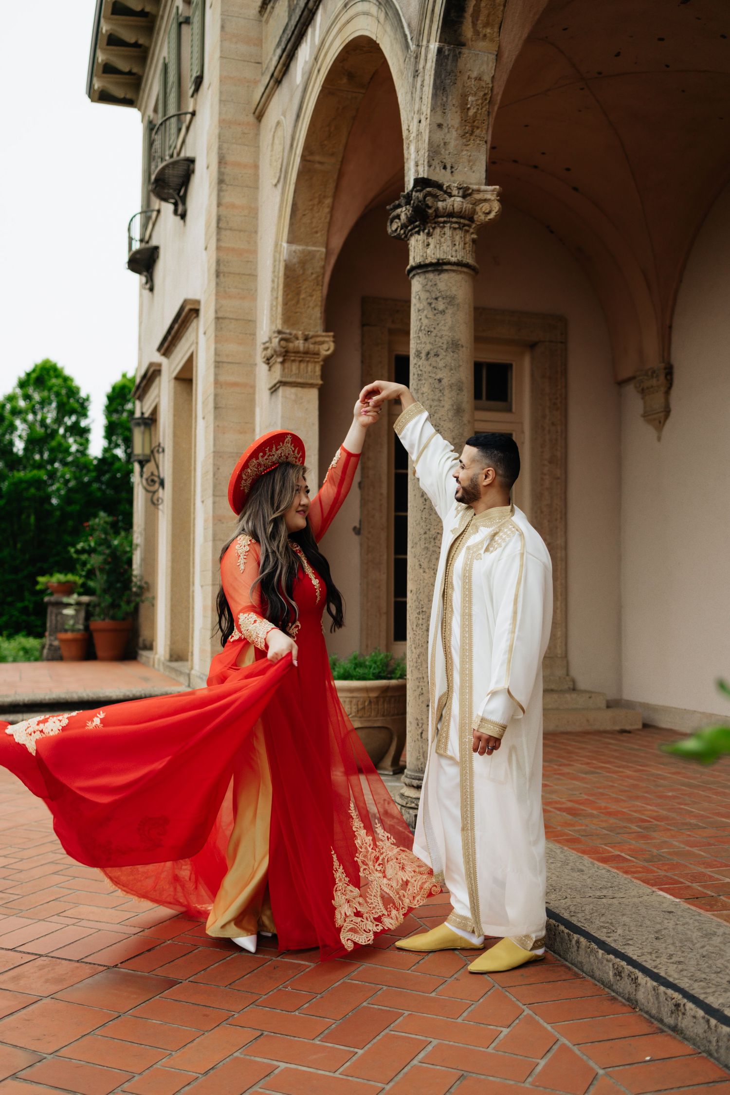 Mansion wedding venue. Engagement session. Bride and groom in green gardens. Philbrook museum of art, tulsa Oklahoma