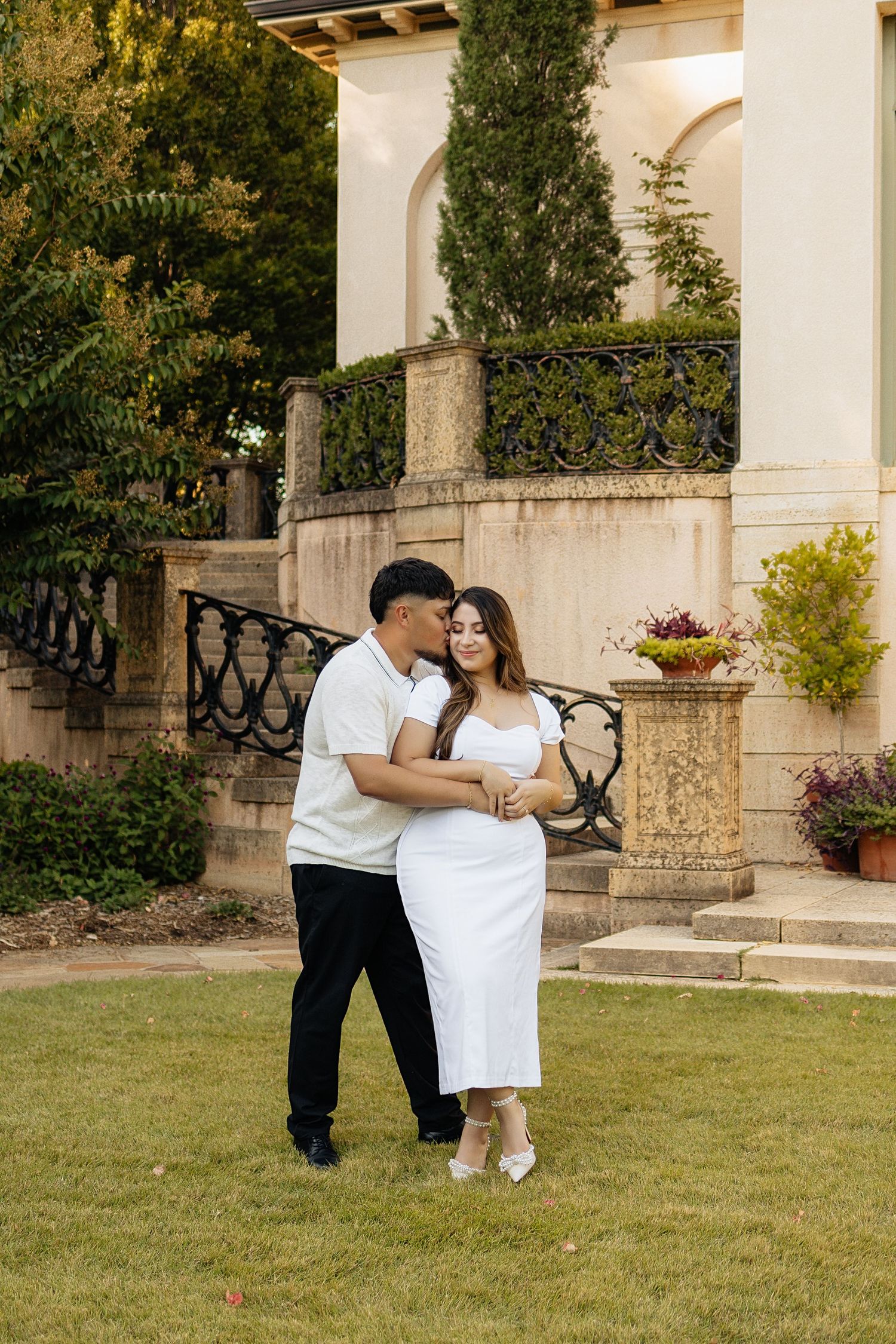 Hacienda inspired wedding. Engagement session in nature inspired by love and weddings. Philbrook museum of art in tulsa, oklahoma. Amor.