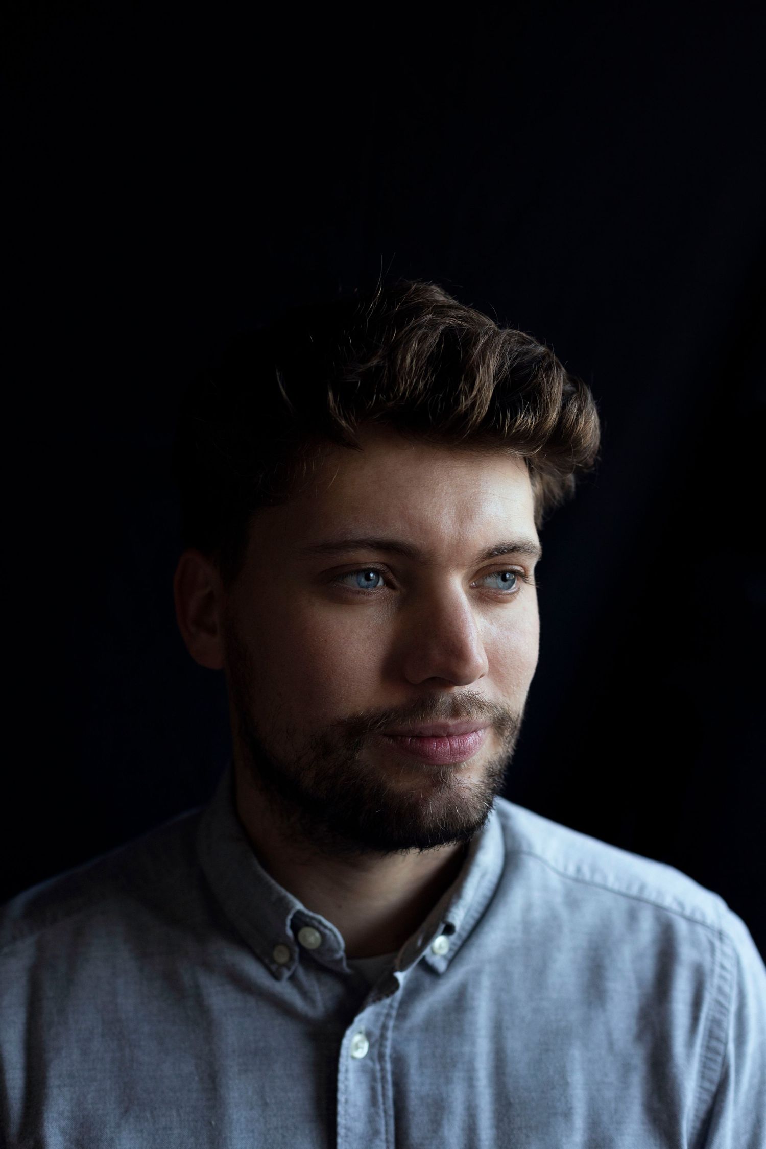 Portrait professionnel 
d'un jeune homme sur fond noir