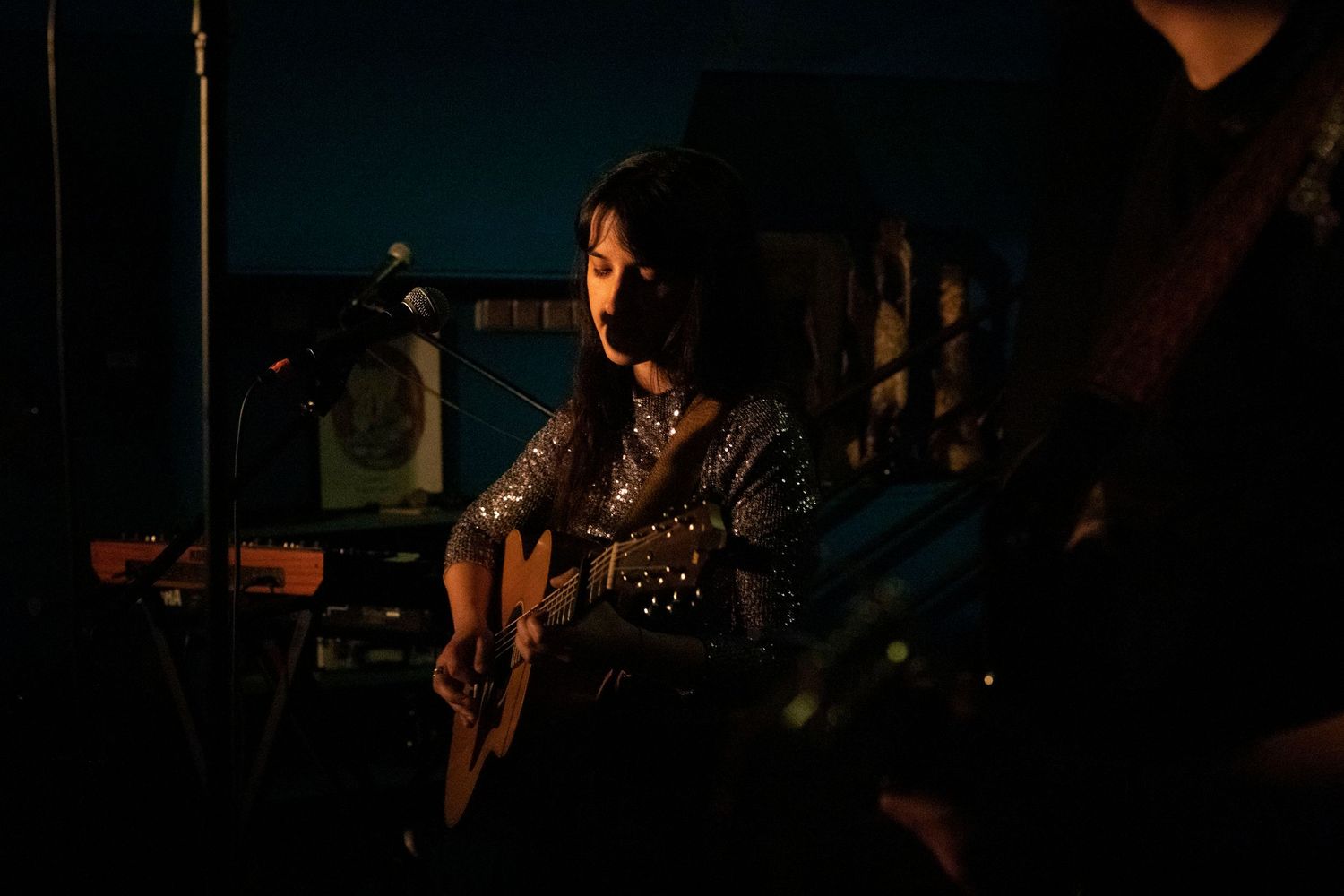 Photo de concert d'une femme jouant de la guitare