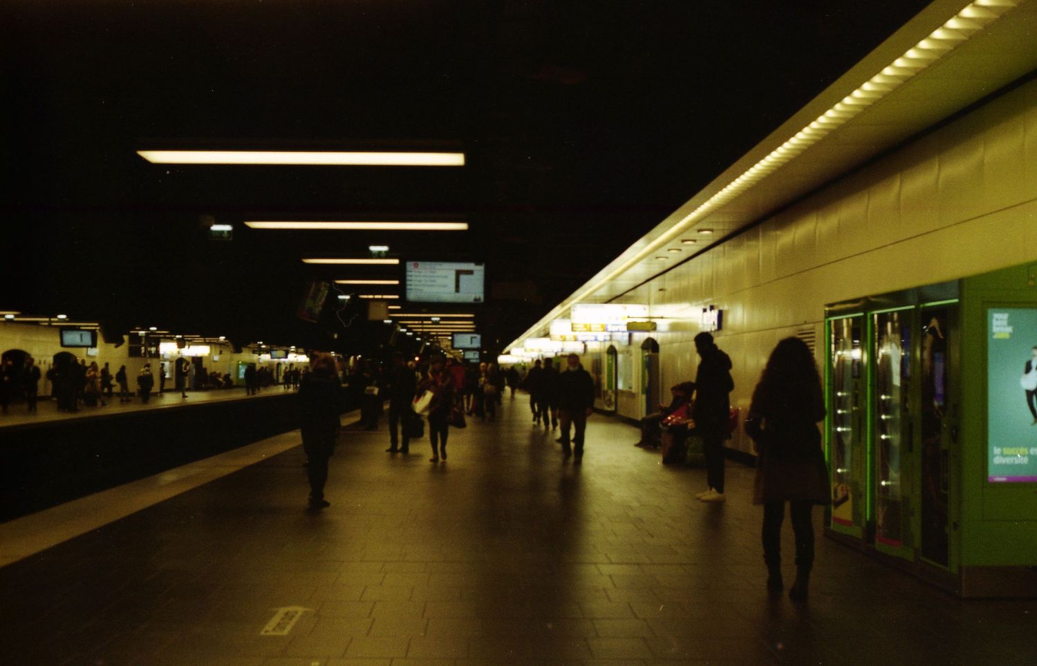 Photo argentique contrastée du quai du RER