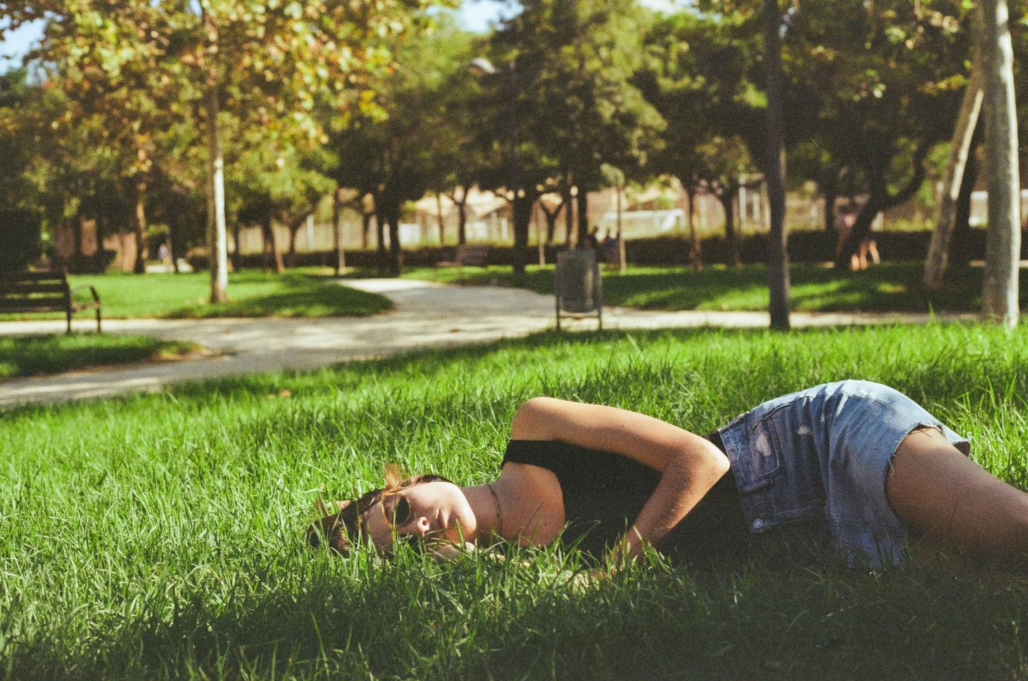 Photo argentique d'une femme allongée dans l'herbe