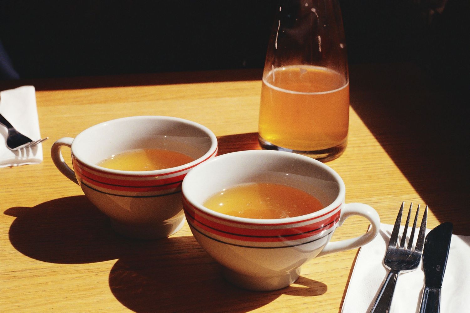 Photo argentique contrastée de deux bolées de cidre ainsi que la carafe