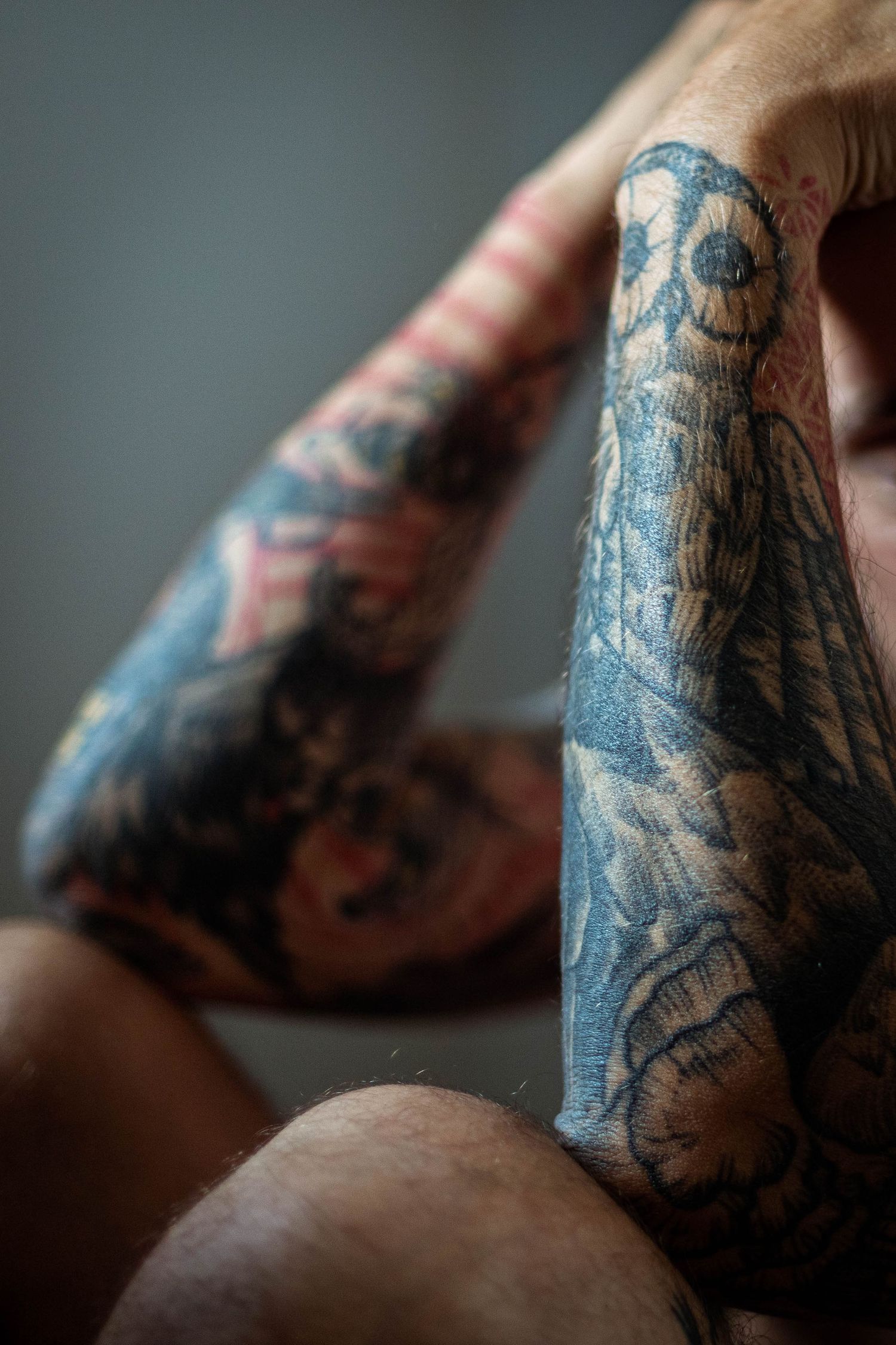 Photo détail intimiste de bras d'homme tatoué